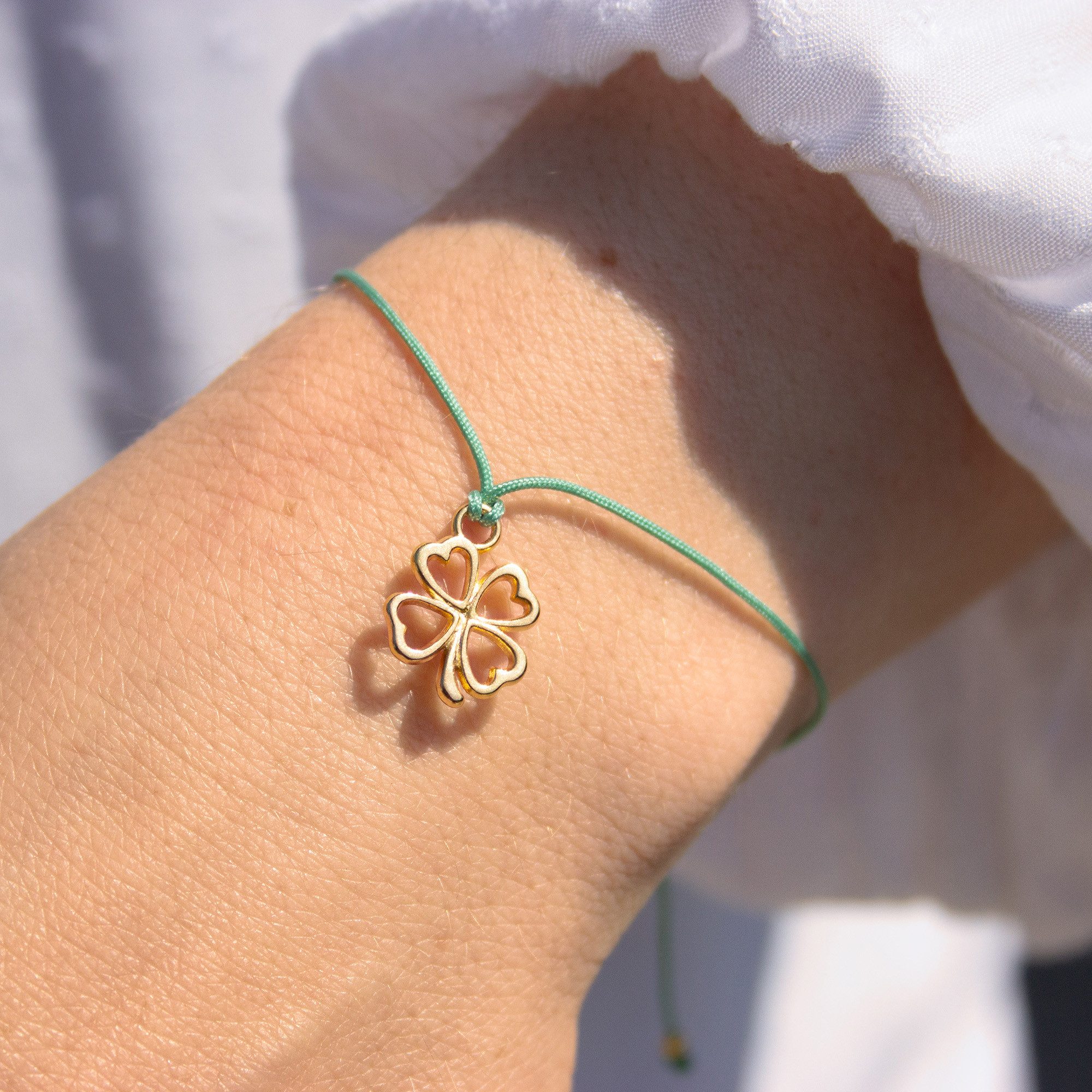 Bow & Hummingbird Armband Kleeblatt auf Karte - Glück, 24 Karat vergoldeter Anhänger