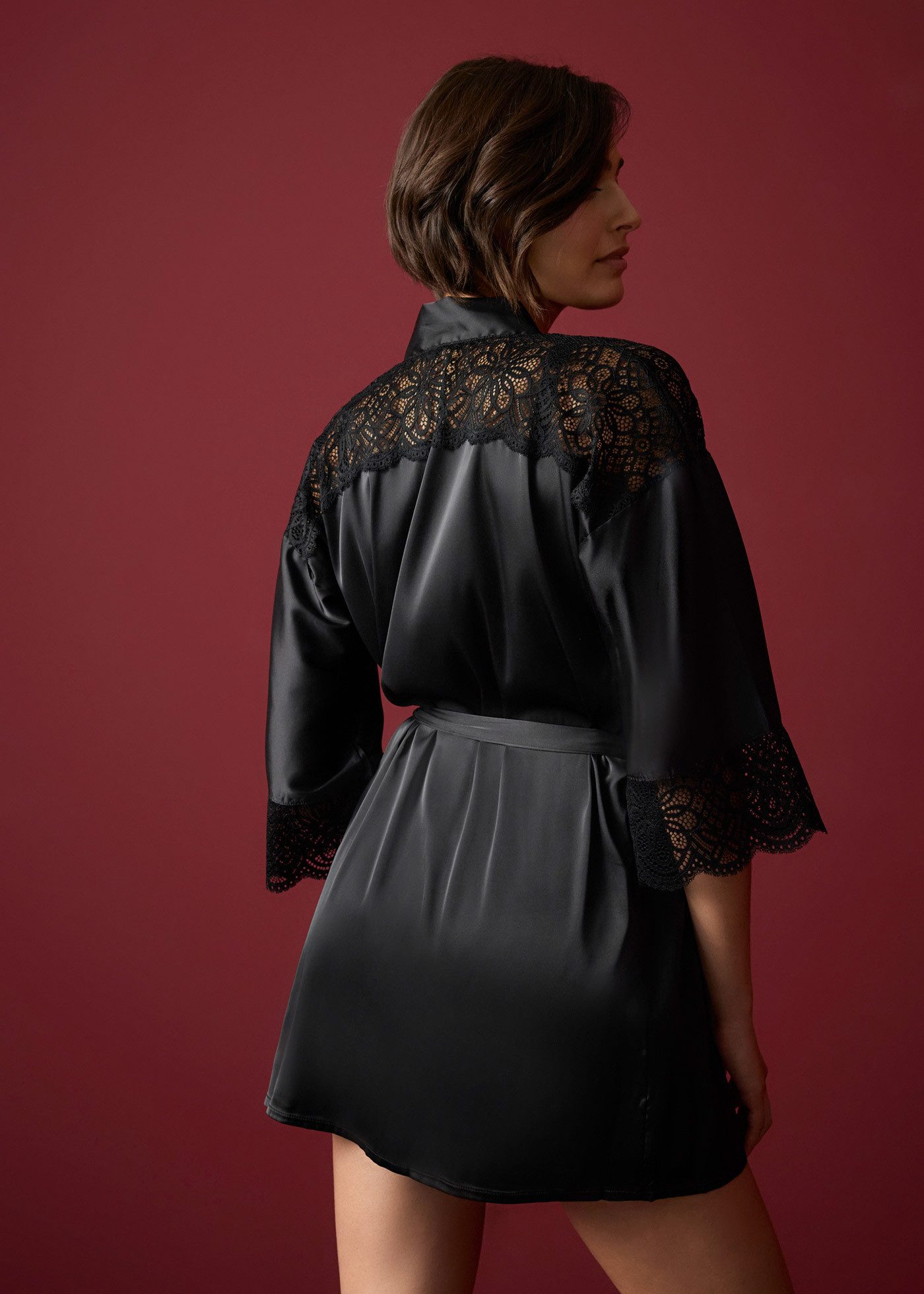 bonprix Kimono, Kurzform, Satin, Kimono-Kragen, Gürtel, glänzender Satin und hochwertige Spitze, bequeme Passform