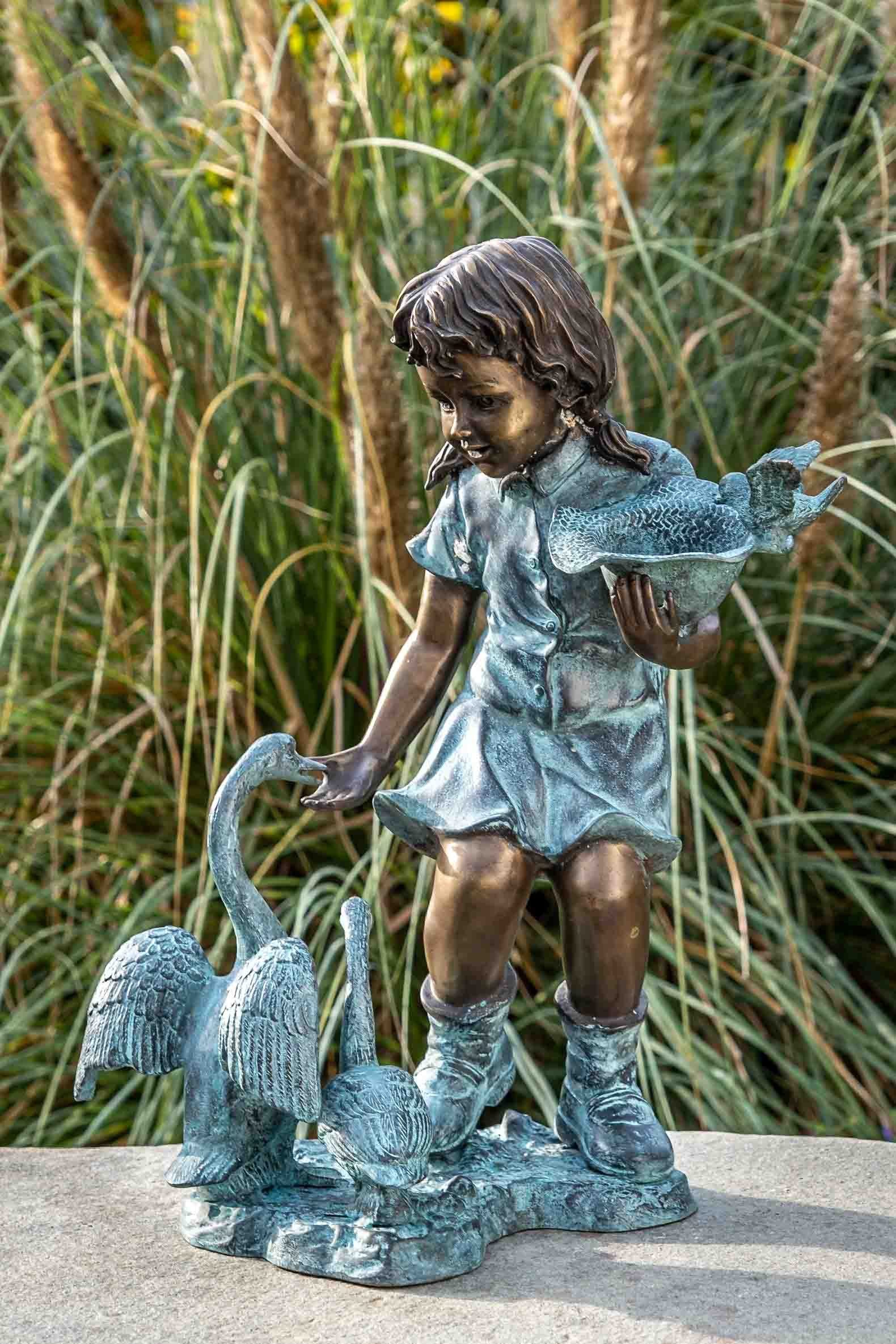 IDYL Gartenfigur IDYL Bronze-Skulptur Mädchen mit einer Gans, Bronze – sehr robust – Langlebig – witterungsbeständig gegen Frost, Regen und UV-Strahlung. Die Modelle werden in Wachsausschmelzverfahren in Bronze gegossen und von Hand patiniert.