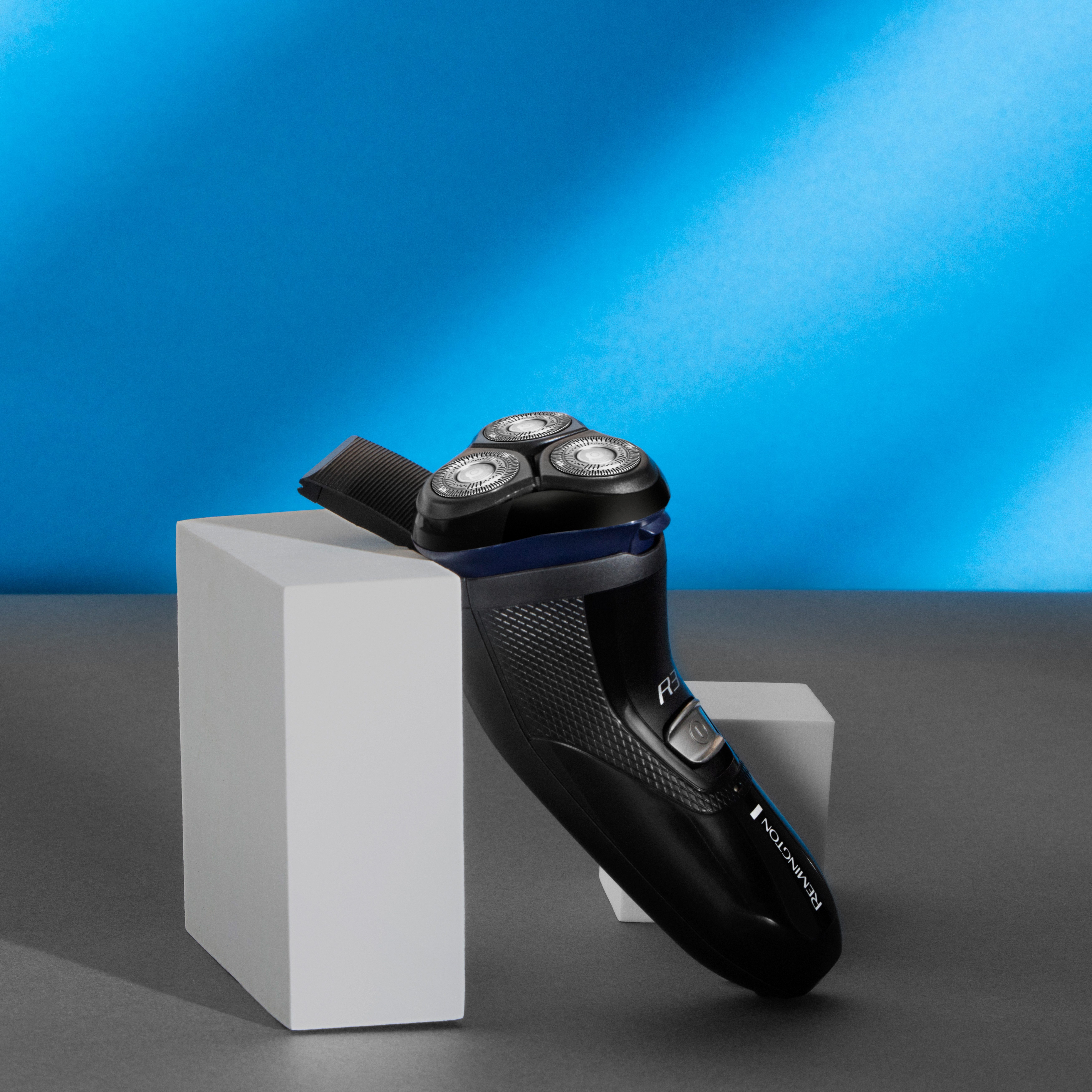 Remington Elektrorasierer R3002 R3 Style Series, Aufsätze: 1, integrierter Präzisionstrimmer, 3-Tage-Bart-Aufsatz, netzbetrieben, Dual-Track-Schneidesystem