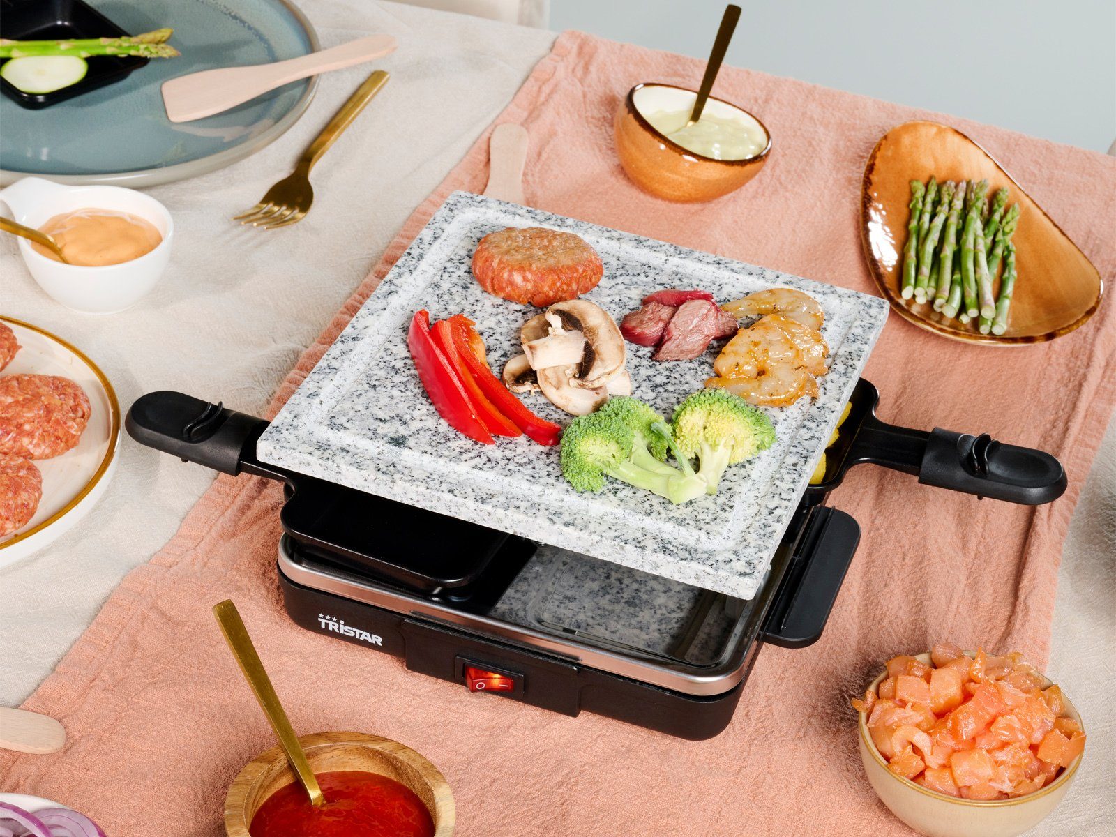 Tristar Raclette, 4 Raclettepfännchen, 600 W, Mini Gerät für 2-4 Personen, Tischgrill Steingrill mit 4 Teppangabeln