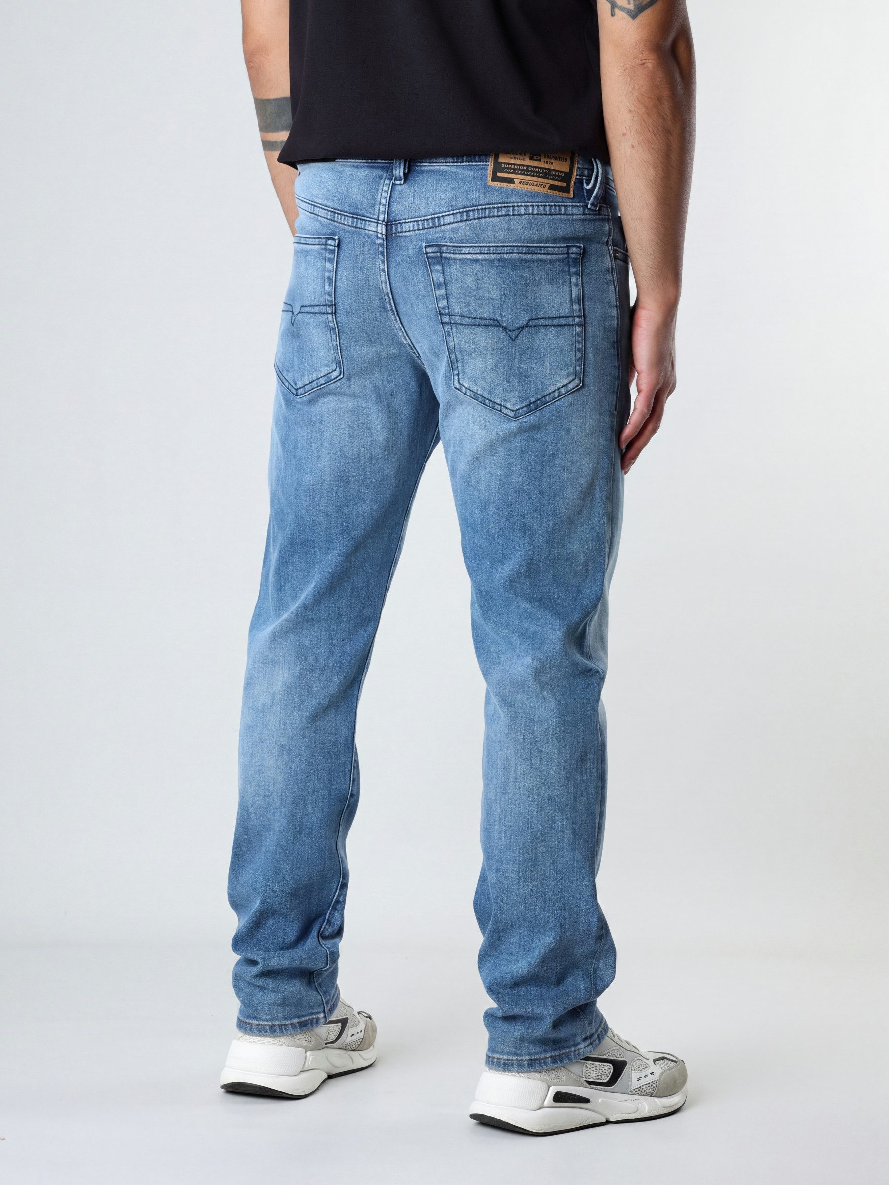 Diesel Tapered-fit-Jeans Regular Fit, niedrige Leibhöhe - BUSTER-X - Länge:32 Leichter Denim, mittlerer bis hoher Stretch