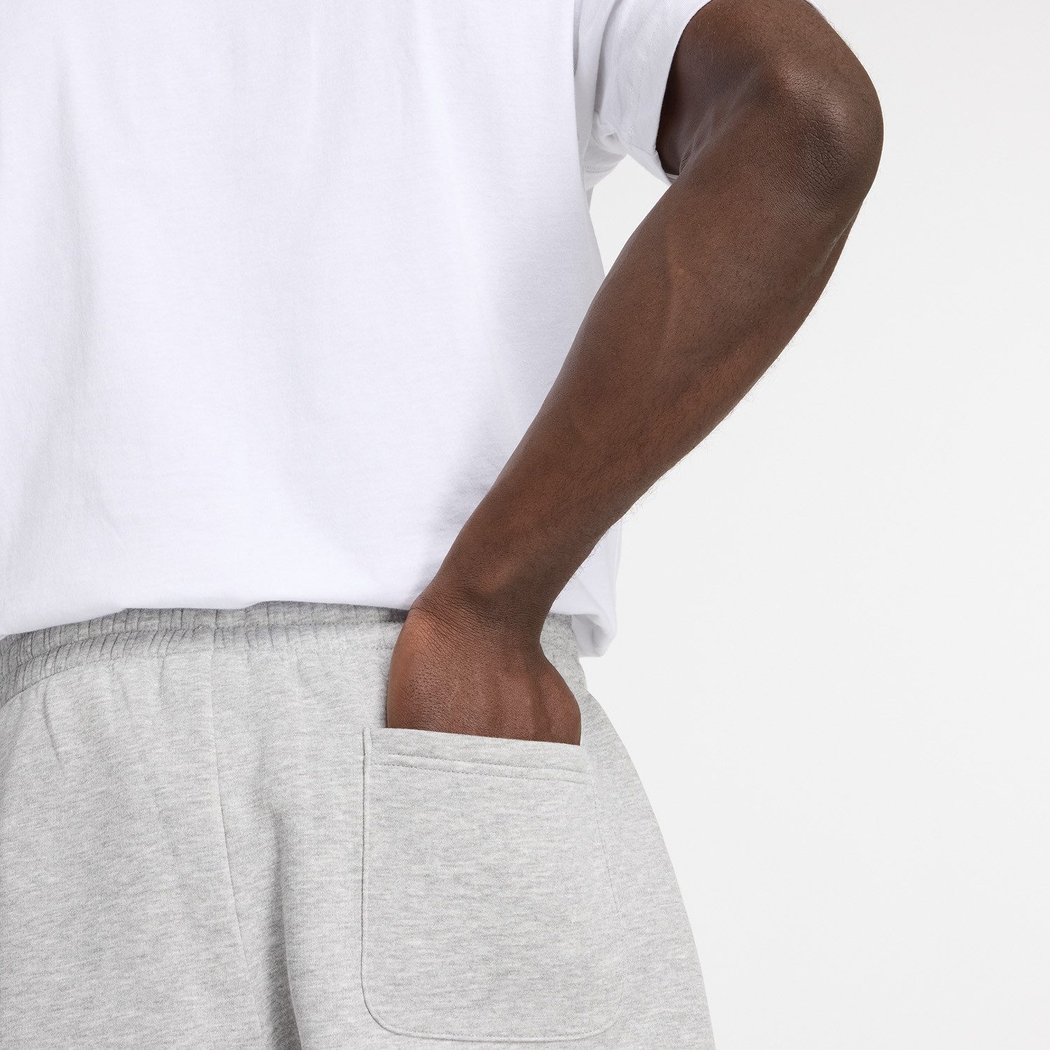 New Balance Jogginghose SPORT ESSENTIALS FLEECE JOGGER mit Eingrifftaschen, aus Fleece, lockere Passform
