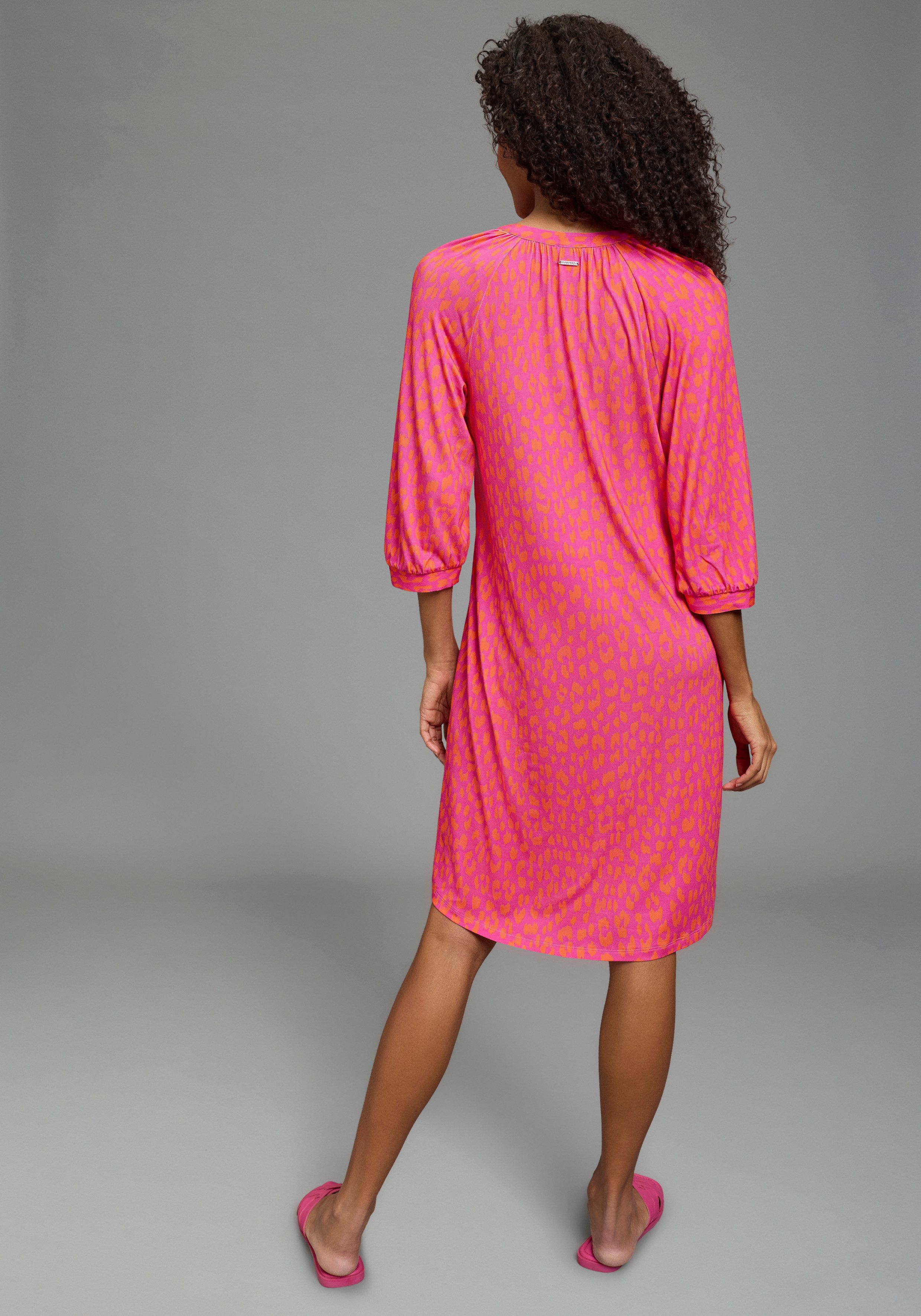 Laura Scott Sommerkleid Mini-Look, mit V-Ausschnitt, mit Halbarm, aus Viskose und Elasthan. € 49,99, (€ 49,99 pro 1 Stk).