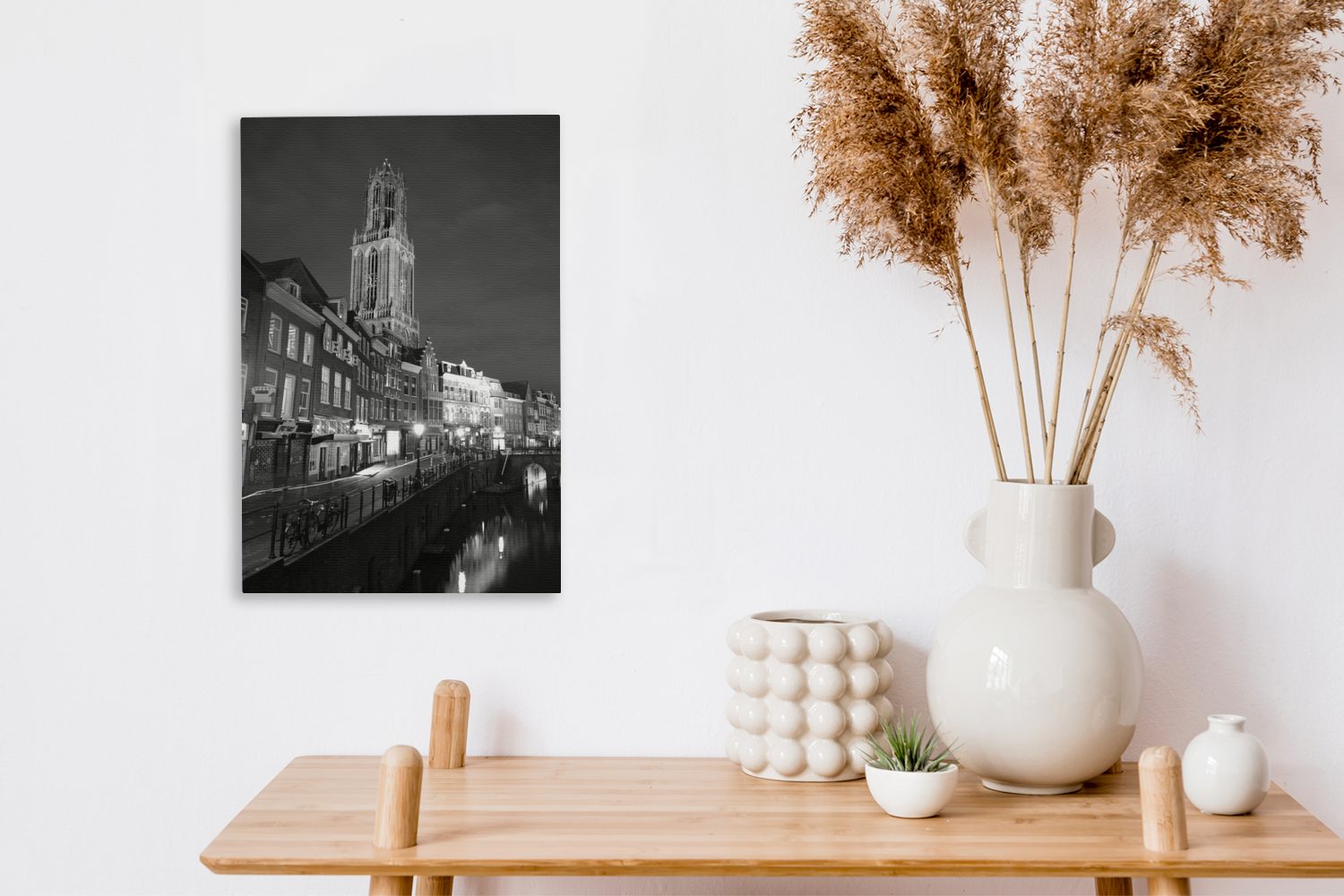 und Leinwandbild bespannt Zackenaufhänger, Gracht inkl. -, Niederlanden cm Leinwandbild Domturm die den (1 St), OneMillionCanvasses® alte Utrecht von fertig in Der 20x30 Gemälde,