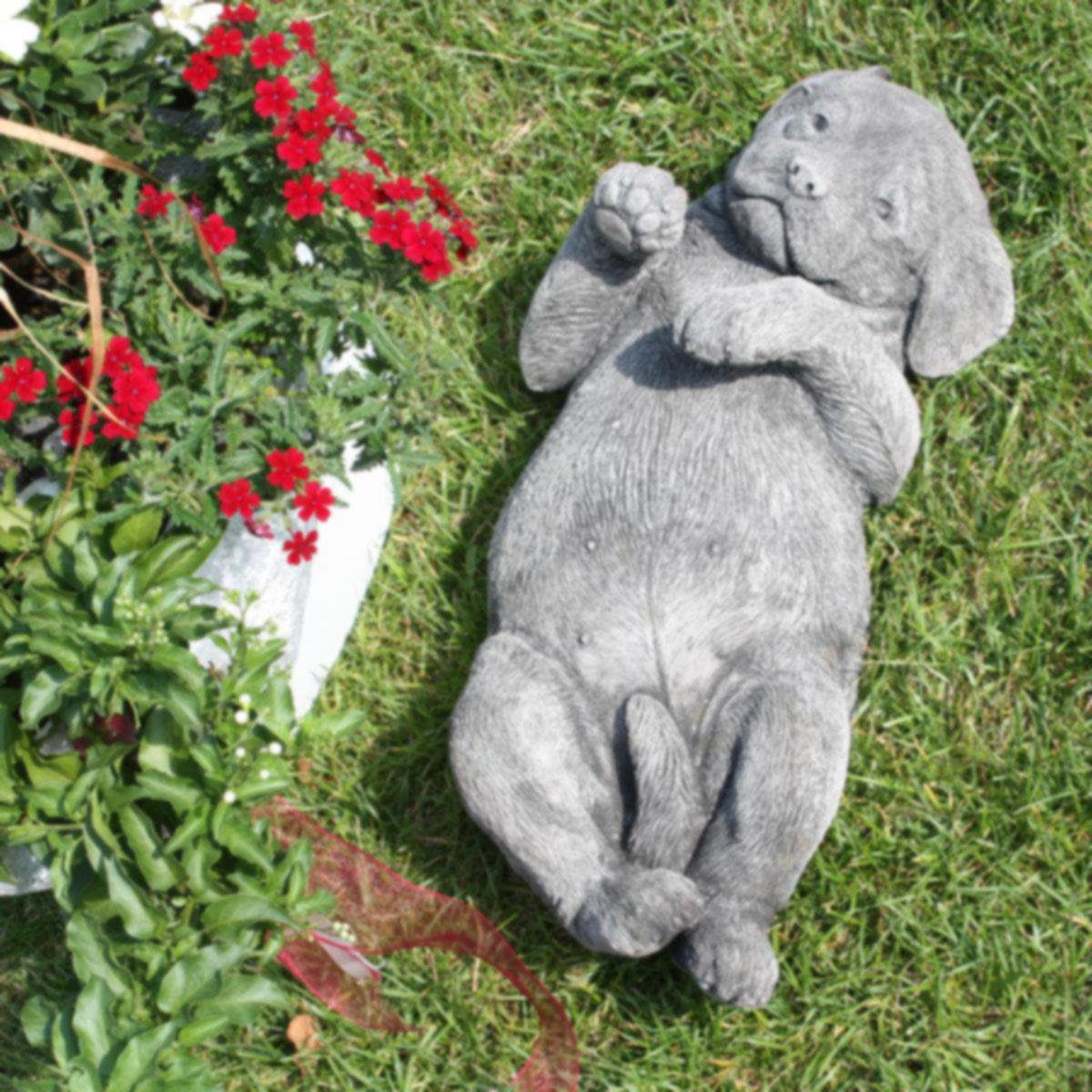 440s Gartenfigur 440s Labrador Welpe liegend Antiksteinguss, (Stück)