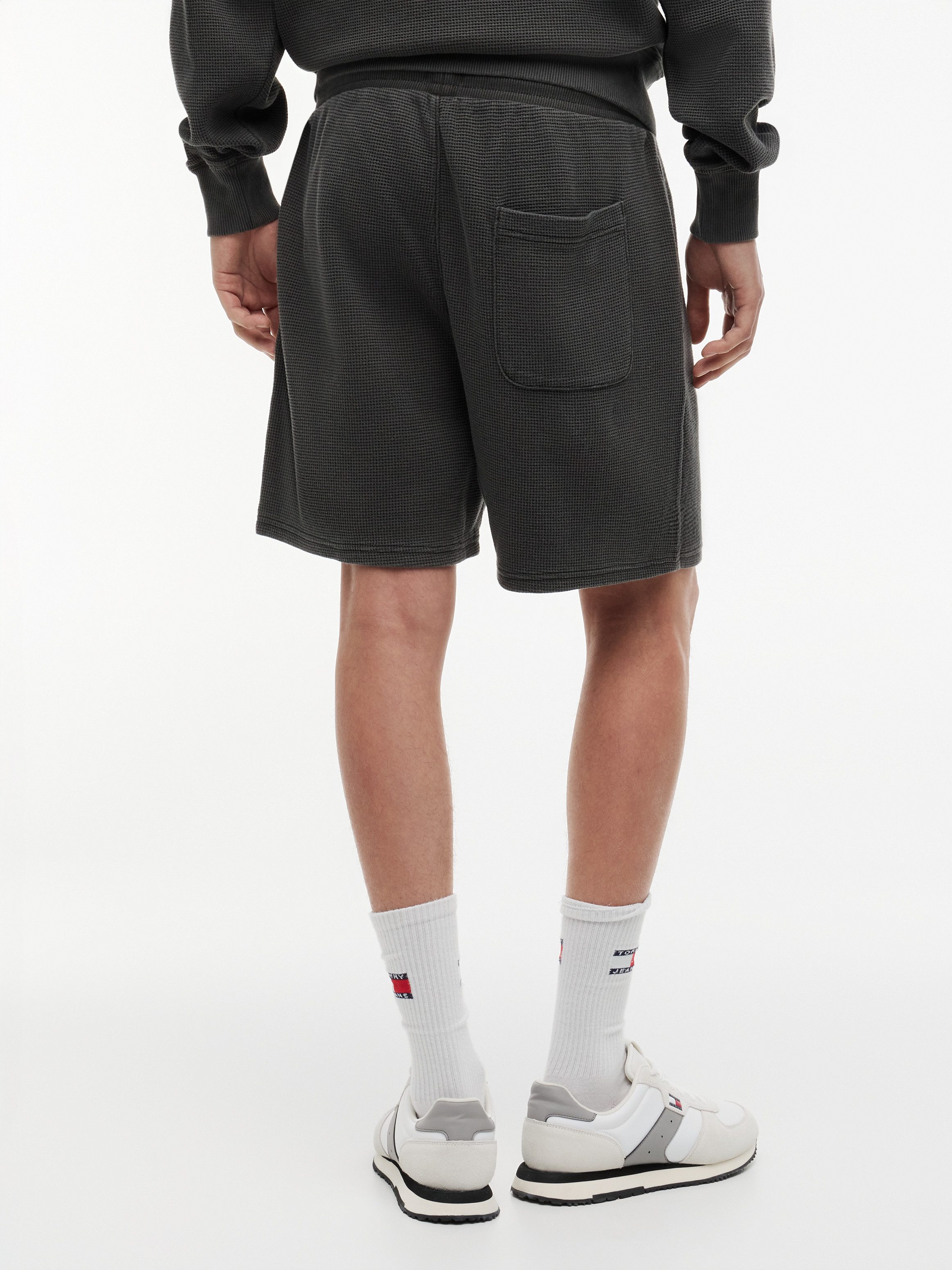 Tommy Jeans Sweatshorts TJM WASHED WAFFLE BEACH SHORT aus Waffelstrick und elastischem Bund