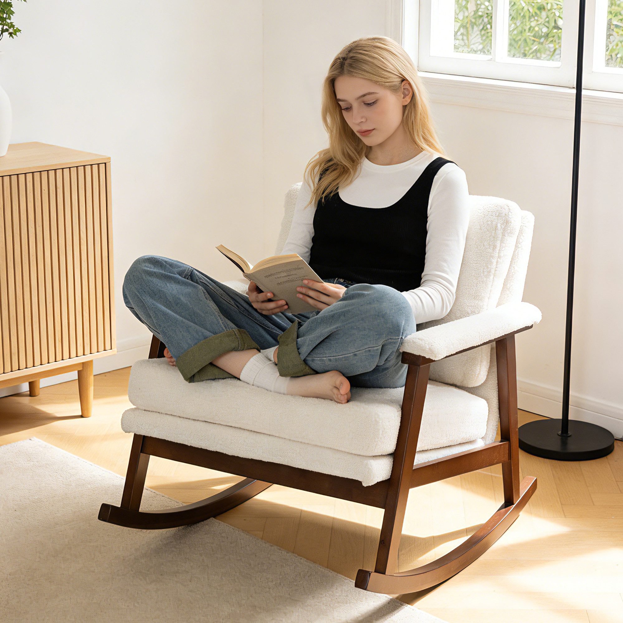 KLAM HOME Schaukelstuhl Mid-Century Schaukelstuhl mit Holzgestell und edlem Samtbezug (Komfortabler gepolsterter Lesesessel für Wohn- und Schlafzimmer), Stilvoller weißer Schaukelstuhl, perfekt zum Entspannen und Lesen