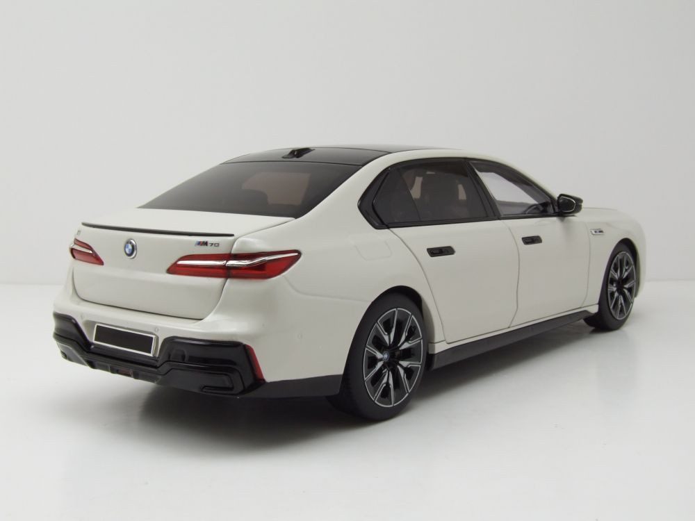 Minichamps Modellauto BMW i7 M70 (G70) 2024 weiß metallic, Maßstab 1:18