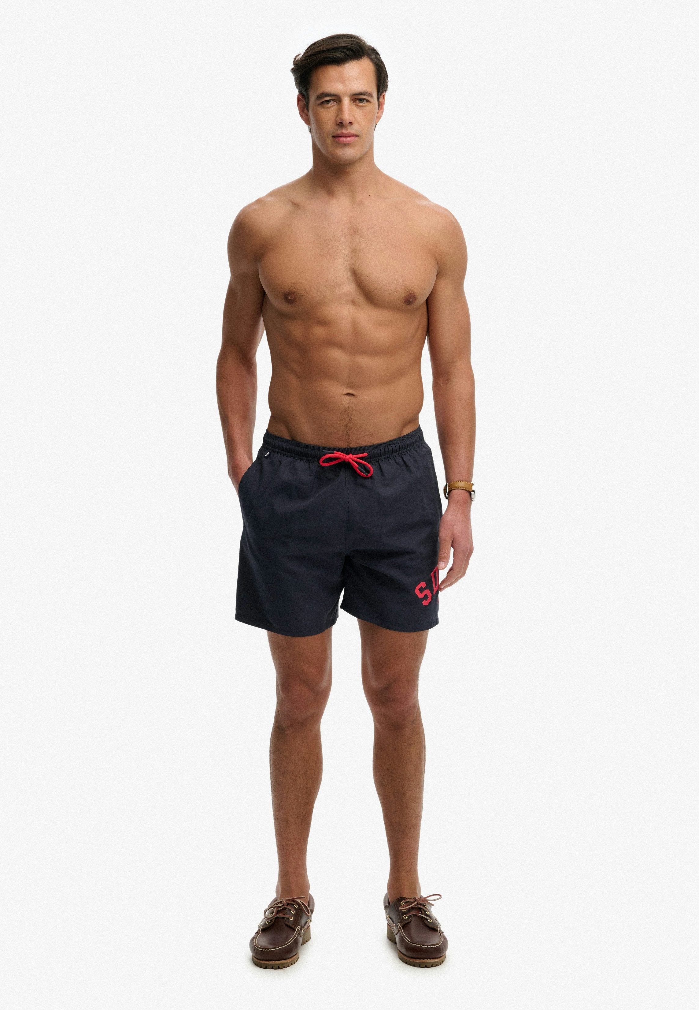 Superdry Badeshorts PRINTED LOGO 16 SWIM SHORT modische Passform, unifarbenes Design, aus Polyester, pflegeleicht – Bild 5 von 5