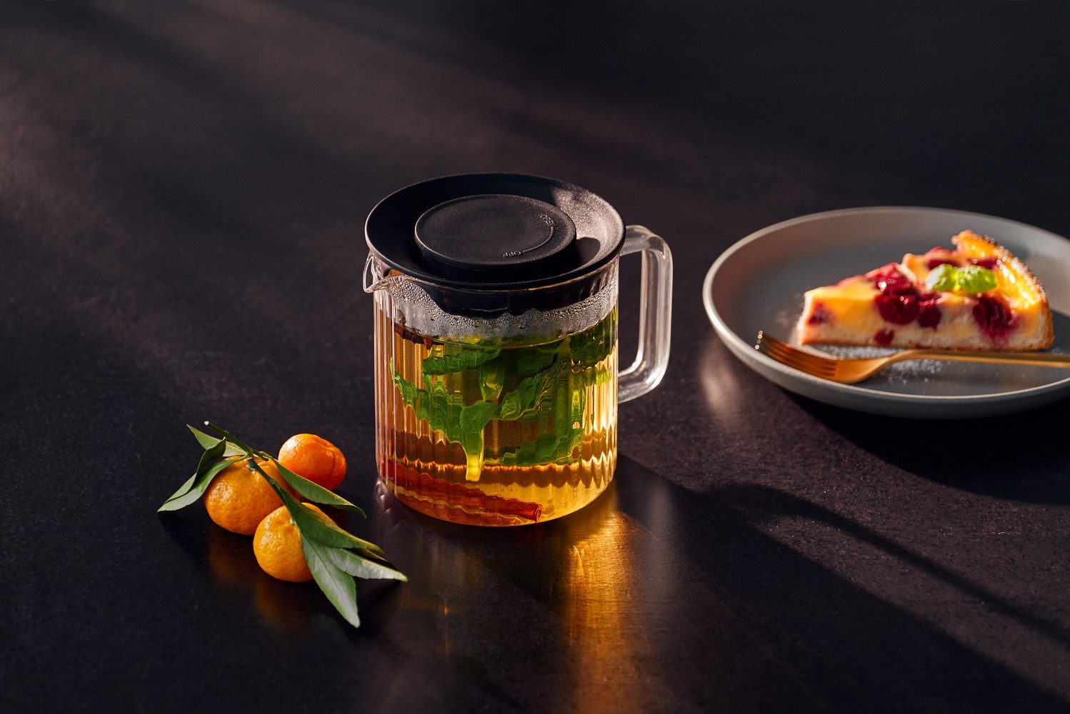 RESTO Kitchenware Teekanne Ain, hitzebeständige Glaskanne im 3D Design, Höhe ca. 13 cm, 1 l, (4-St), mit herausnehmbarem Filtersieb aus Edelstahl, im Geschenkkarton