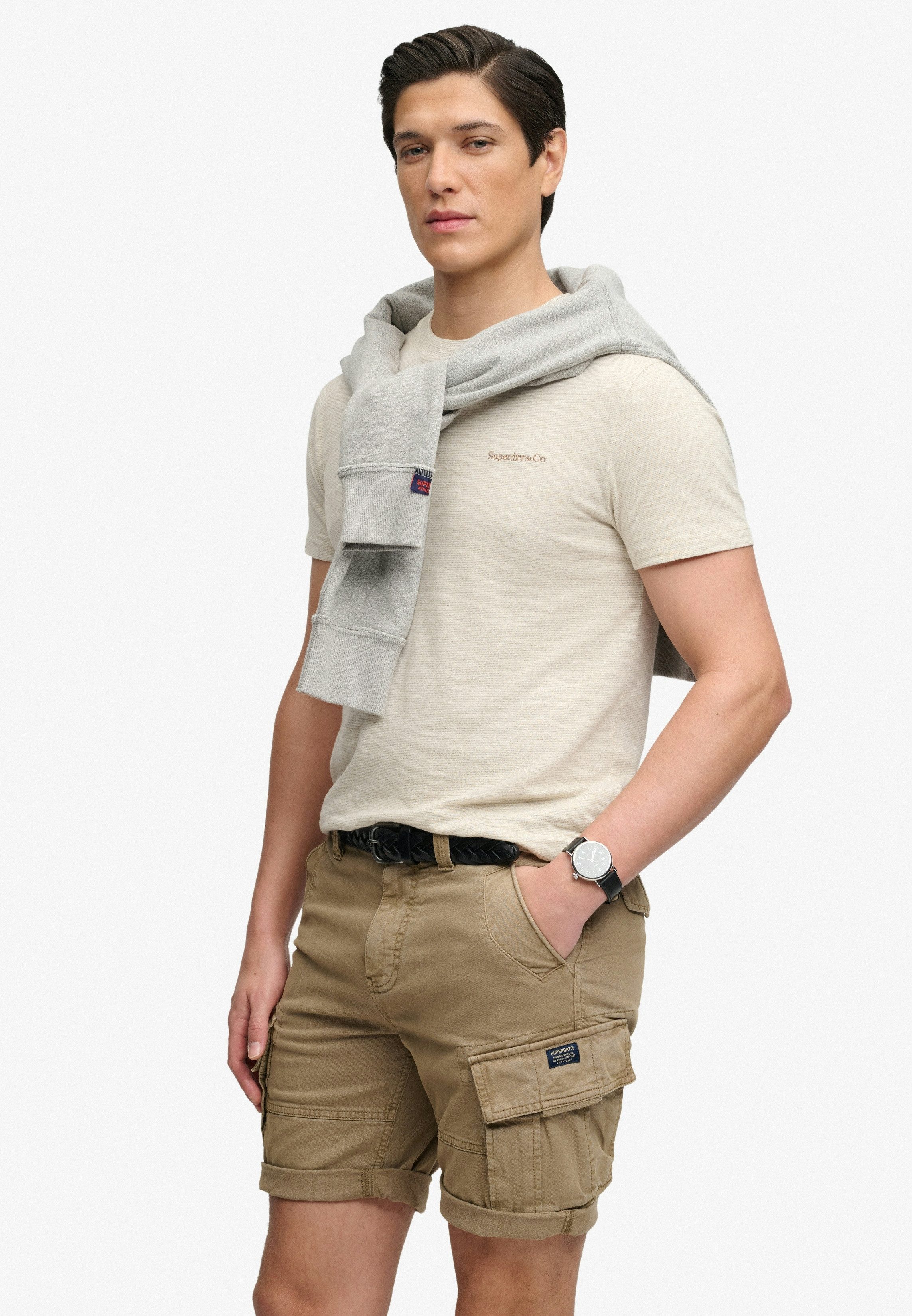 Superdry Chinoshorts UTILITY CHINO SHORT mit Baumwollmischung, Relaxed Fit, knielang, aus Webmaterial
