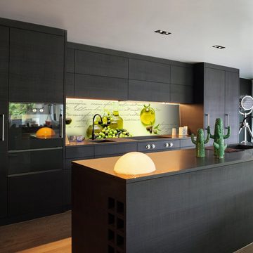 wandmotiv24 Küchenrückwand Oliven Öl Schrift Grün Flasche Glas, (1-tlg), Premium Hartschaum Nischenrückwand in versch. Größen