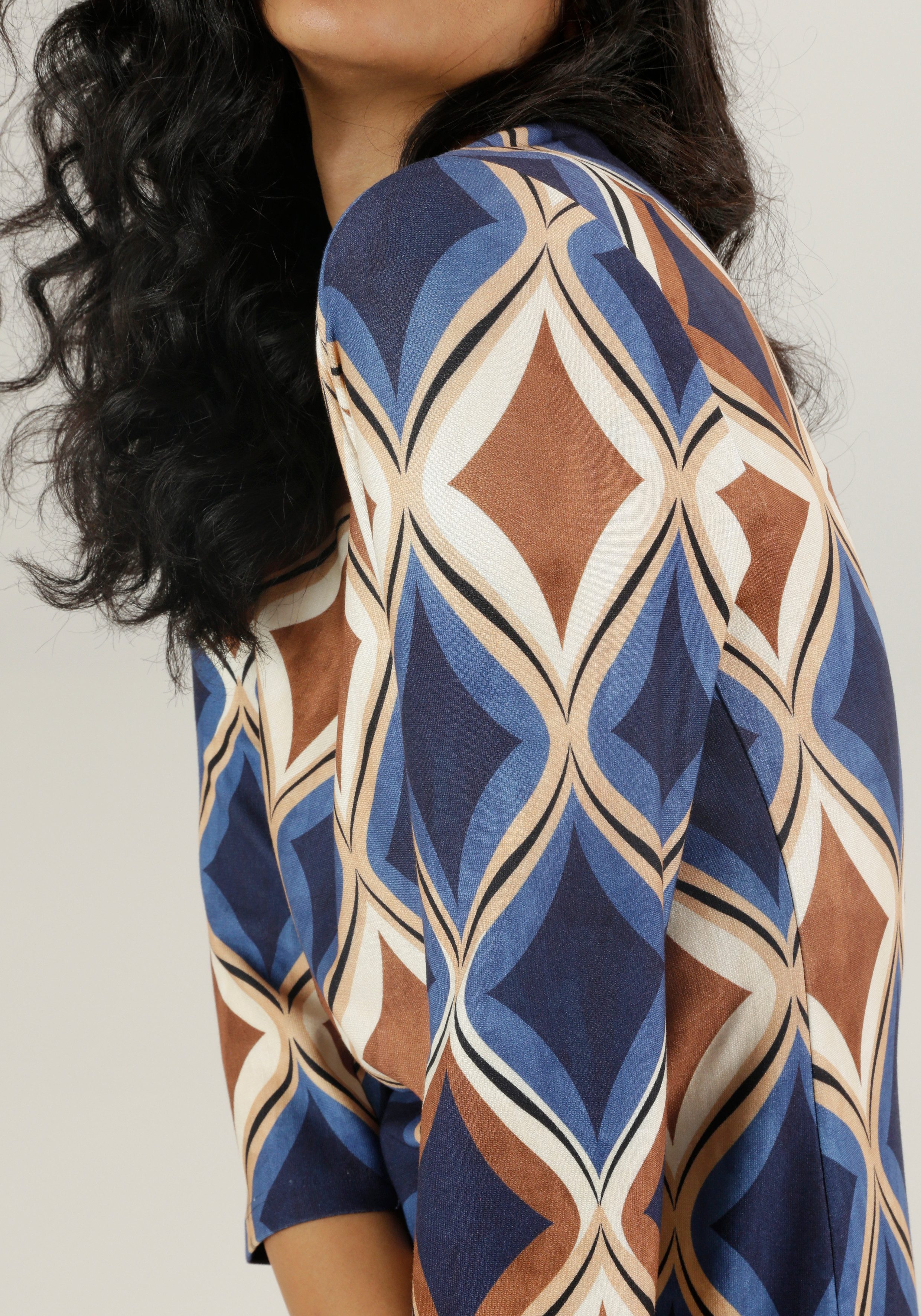 Aniston SELECTED Minikleid mit leichter Taillierung und elegantem Druck