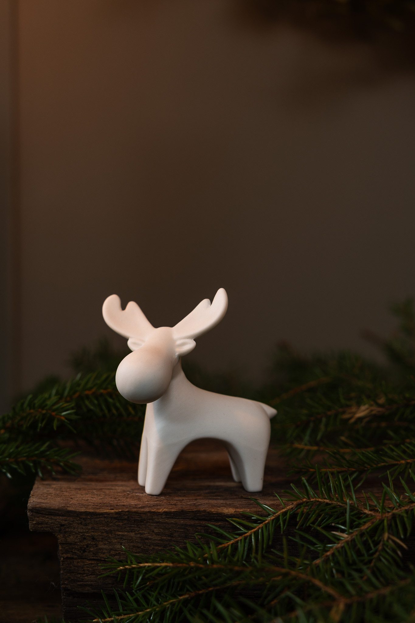 Storefactory Weihnachtsfigur Elch / Rentier Ivan Weihnachtsdekoration aus Keramik Weiß, Dekofigur für Weihnachten