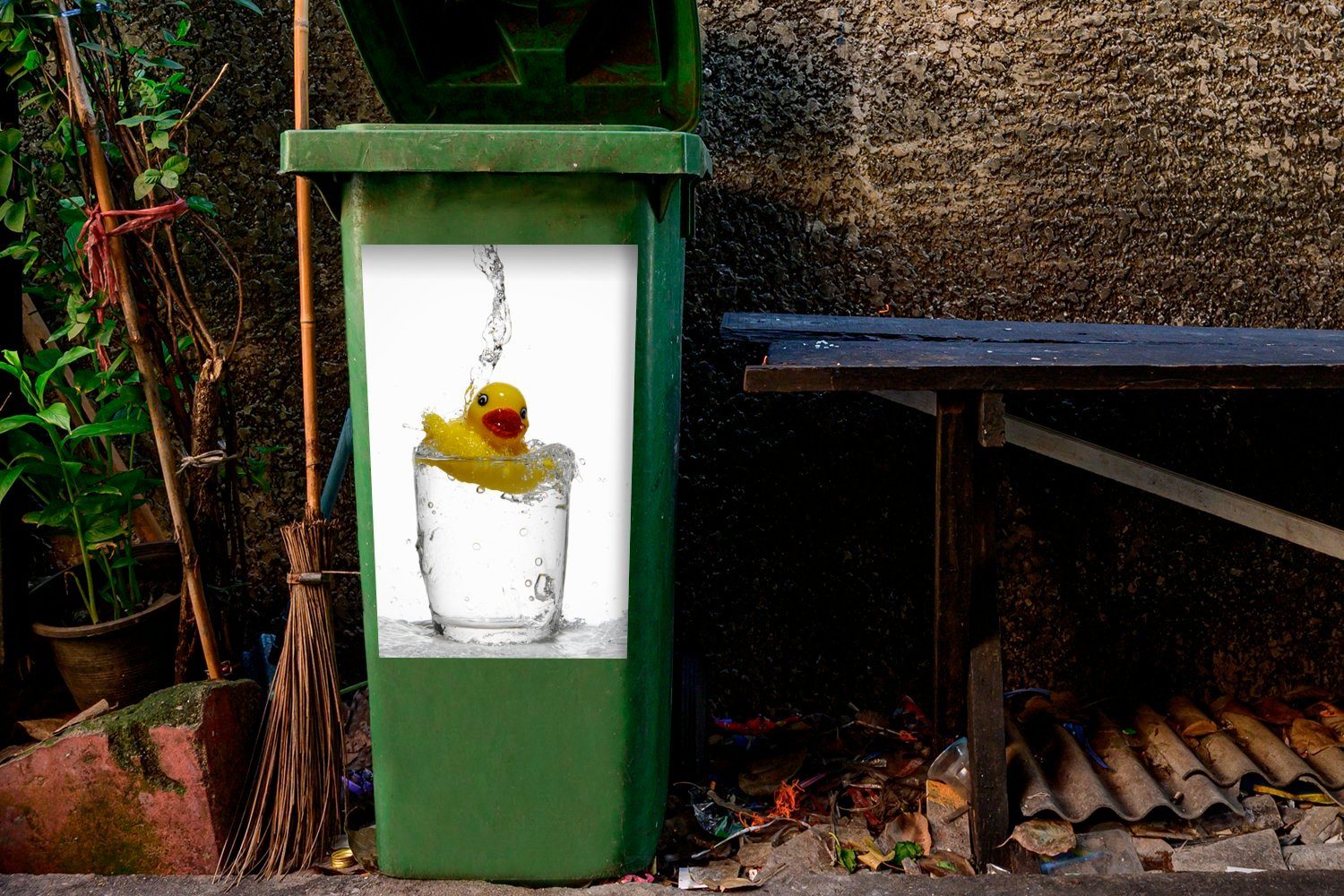 Badeente Mülleimer-aufkleber, Container, einem MuchoWow Mülltonne, Wandsticker (1 St), in Sticker, Glas Abfalbehälter Wasser