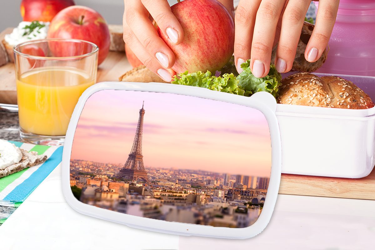 Erwachsene, aufragenden Eiffelturm, Kinder mit (2-tlg), darüber für Kunststoff, für Blick Jungs und Paris dem Mädchen und MuchoWow über weiß Brotbox Brotdose, Lunchbox
