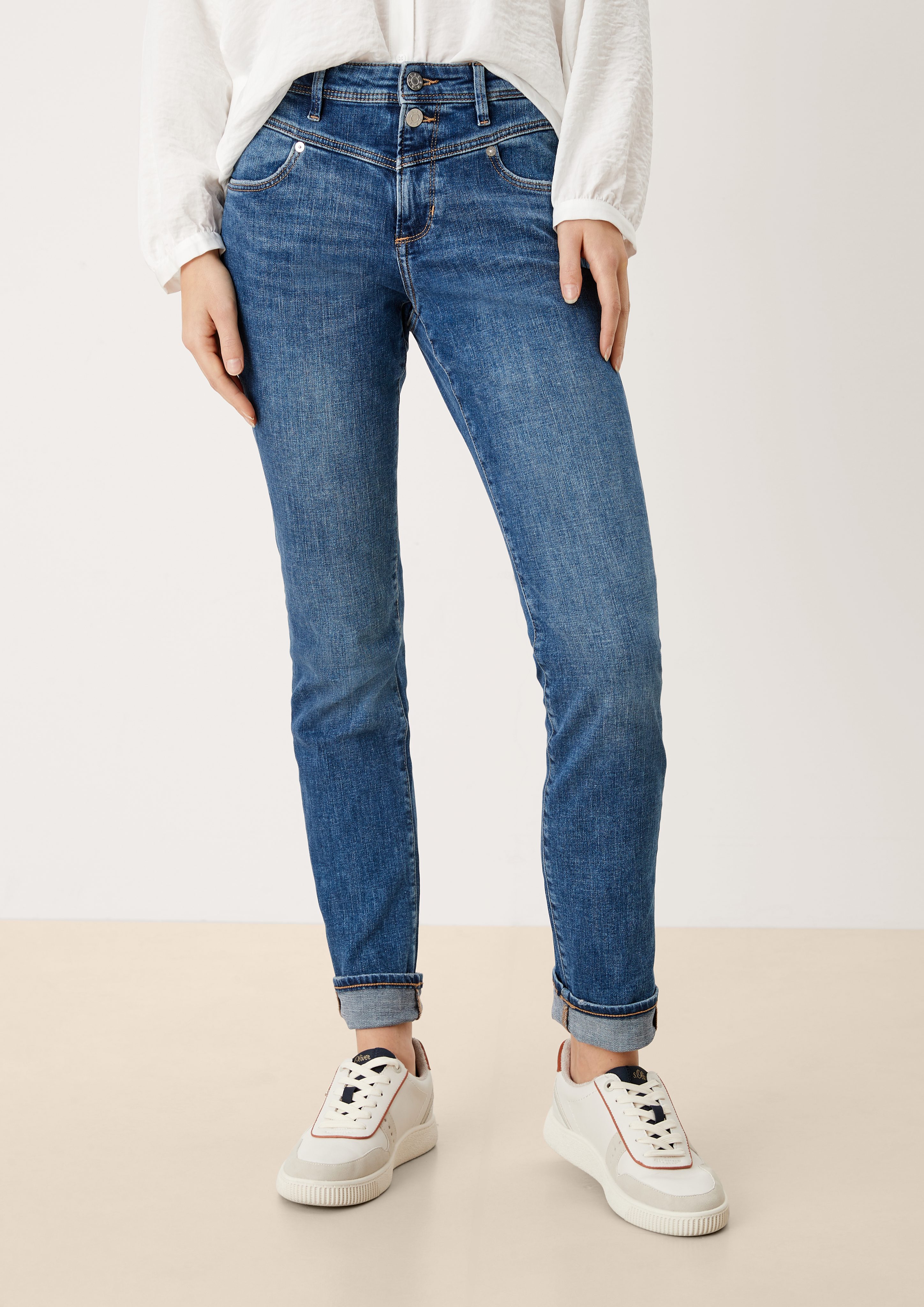 s.Oliver 5-Pocket-Jeans Slim: Jeans mit Sattelbund Waschung, Leder-Patch