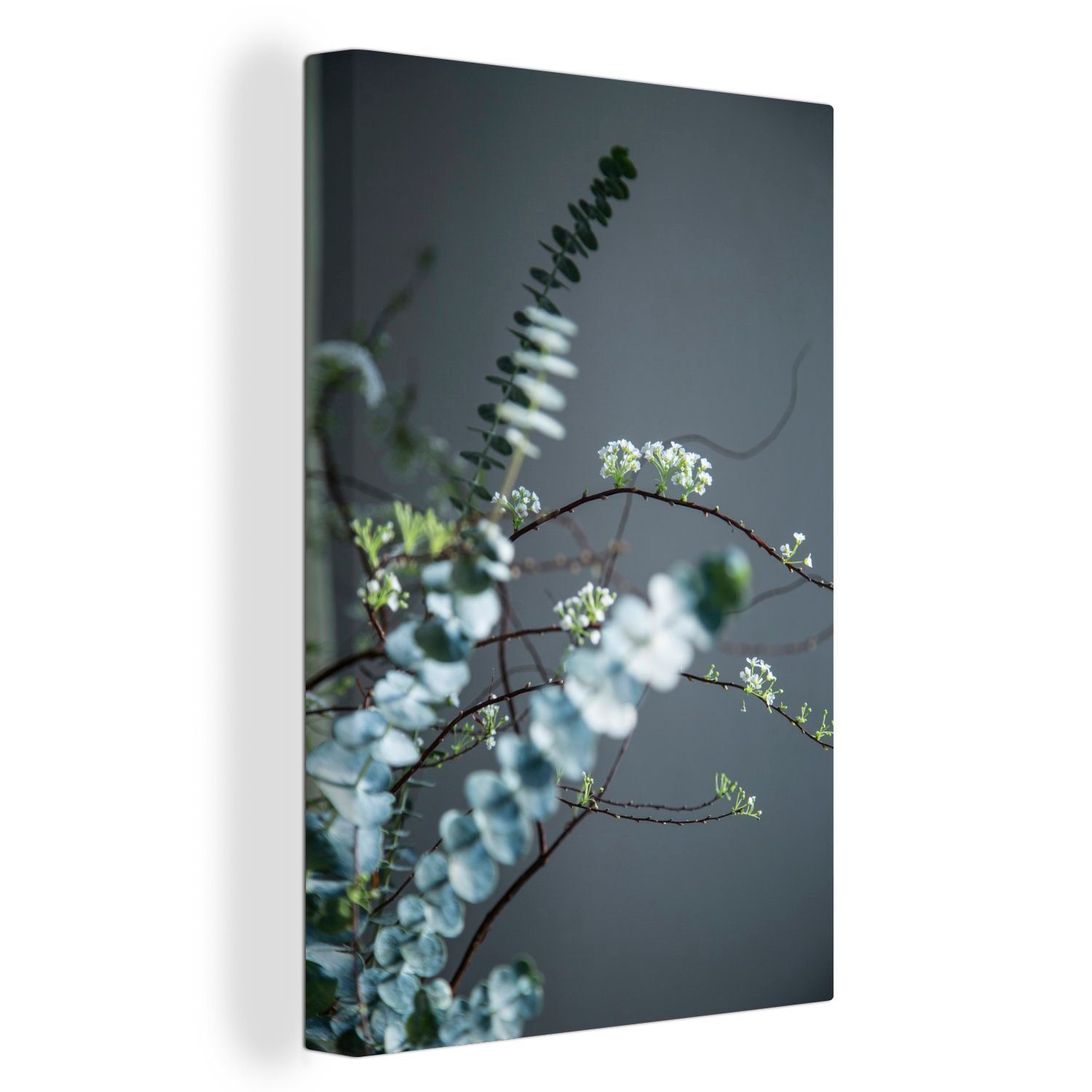 OneMillionCanvasses® Leinwandbild Eukalyptuszweige auf grauem Hintergrund, (1 St), Leinwandbild fertig bespannt inkl. Zackenaufhänger, Gemälde, 20x30 cm