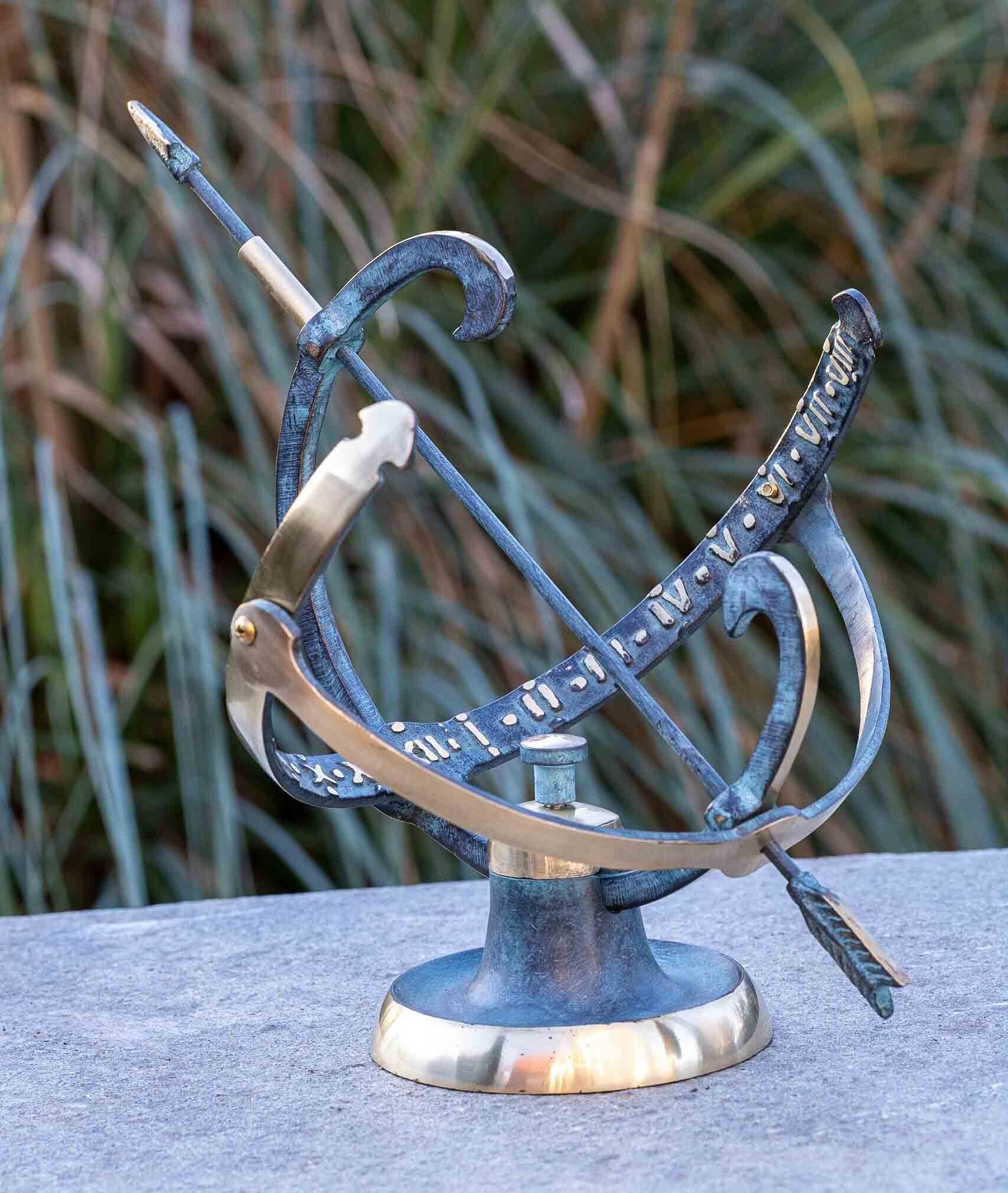 IDYL Gartenfigur IDYL Outdoor Zeitmesser aus Bronze "Sonnenuhr", Werden im Wachsausschmelzverfahren in Bronze gegossen Hand patiniert.