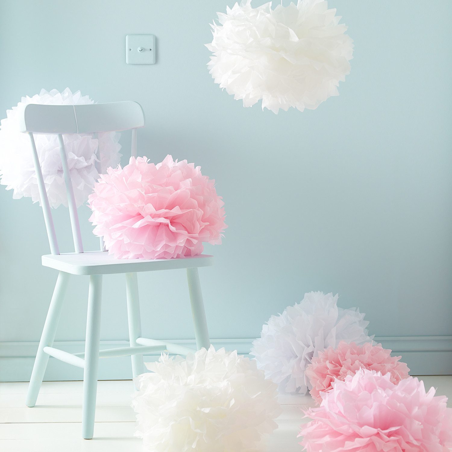Lights4fun LED Dekolicht 9er Set Pompons in weiß, rosa und crème – Bild 2 von 2