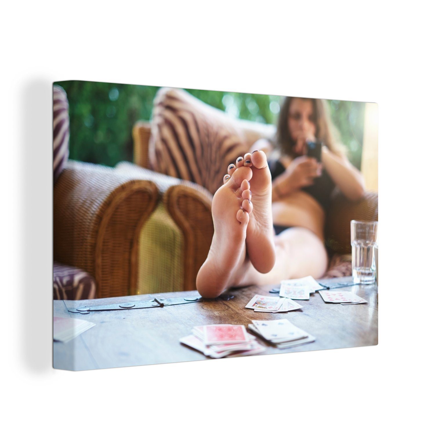 auf Leinwandbilder, OneMillionCanvasses® 30x20 Tisch, cm Füßen Wandbild dem Teenager (1 mit St), Leinwandbild Aufhängefertig, Wanddeko,