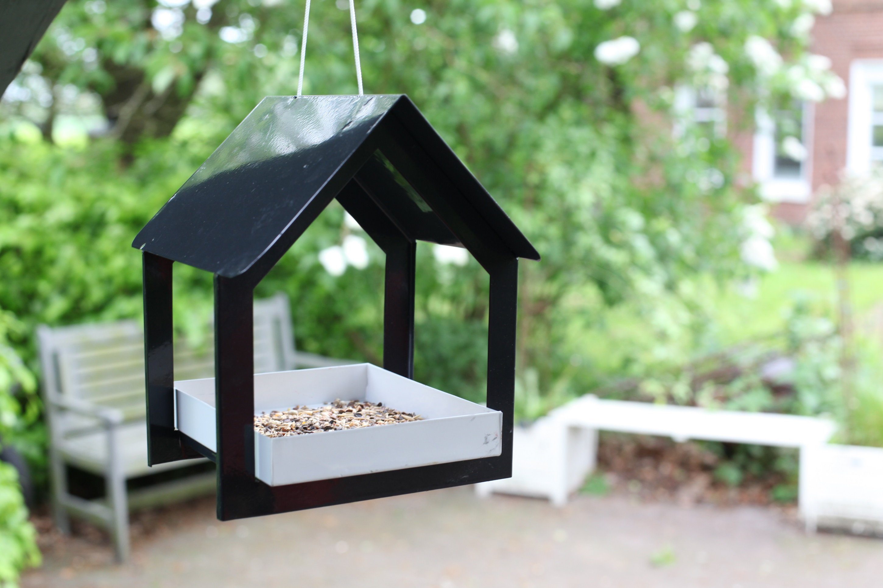 esschert design Nistkasten Hänge Futter Haus Vogelhaus anthrazit weiß Weichstahl Deko Garten