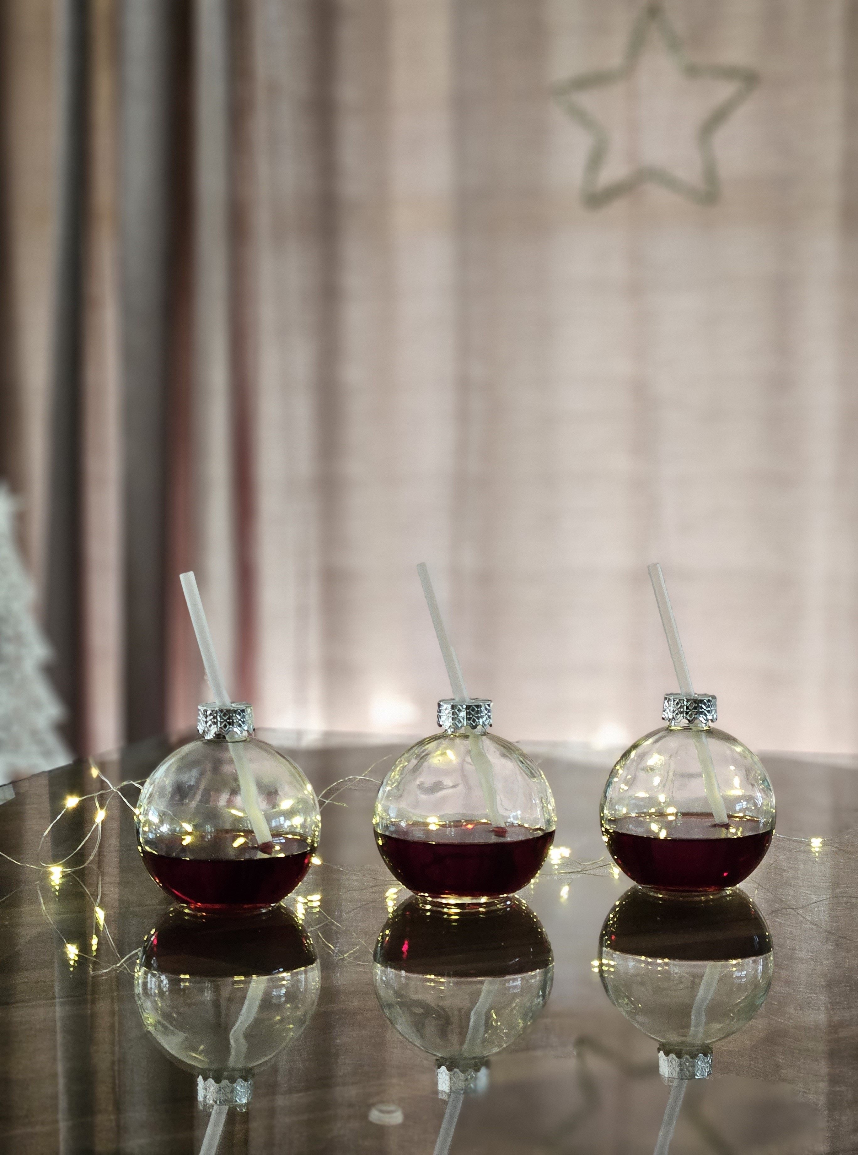 Meinposten Glas 4 Trinkgläser Weihnachtskugel Trinkhalm Glas Weihnachtskugel 400 ml, 4-tlg., glas