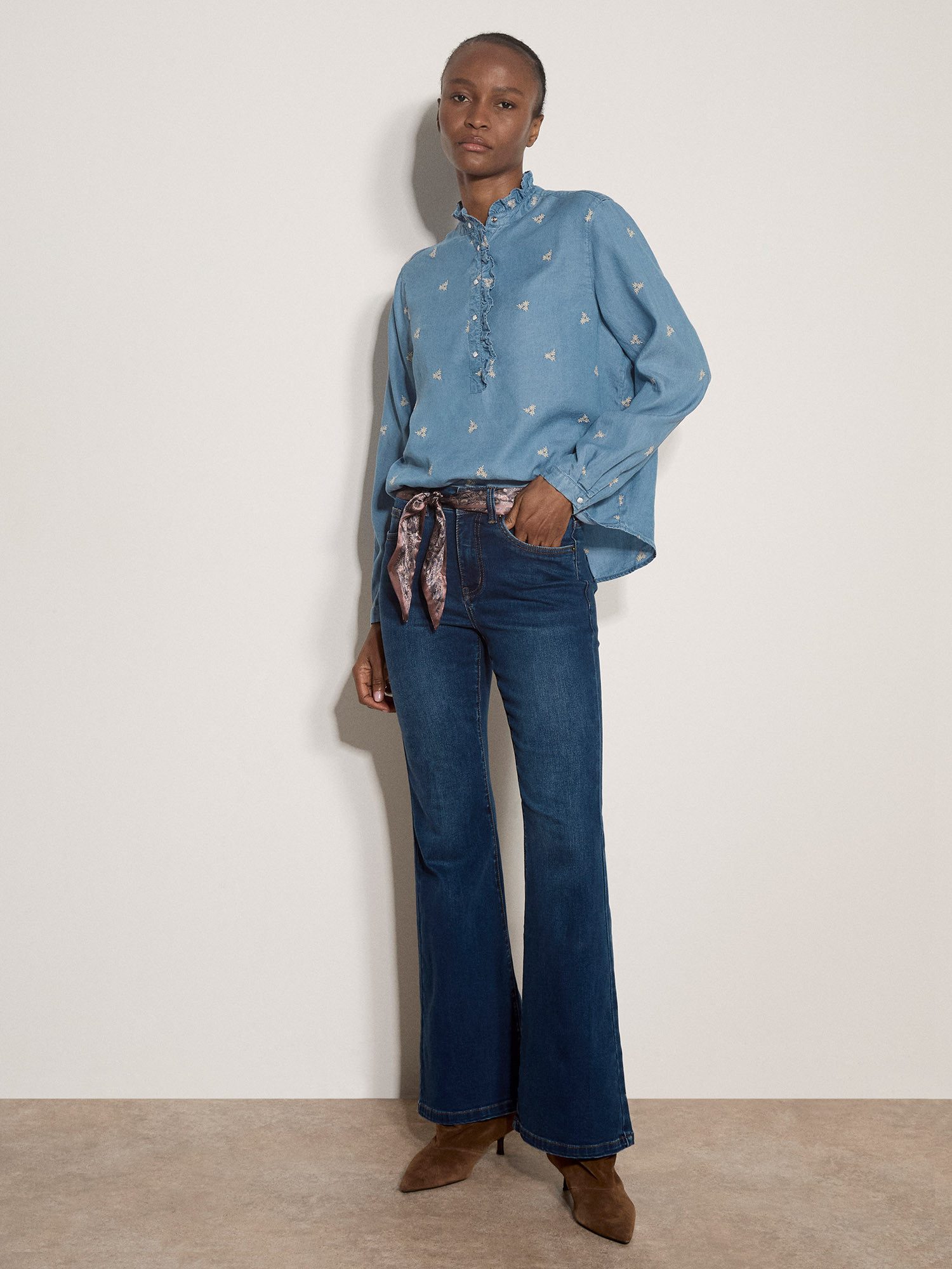 Apricot Rüschenbluse Denim-Bluse mit zierlicher Blumenstickerei mit Rüschendetails