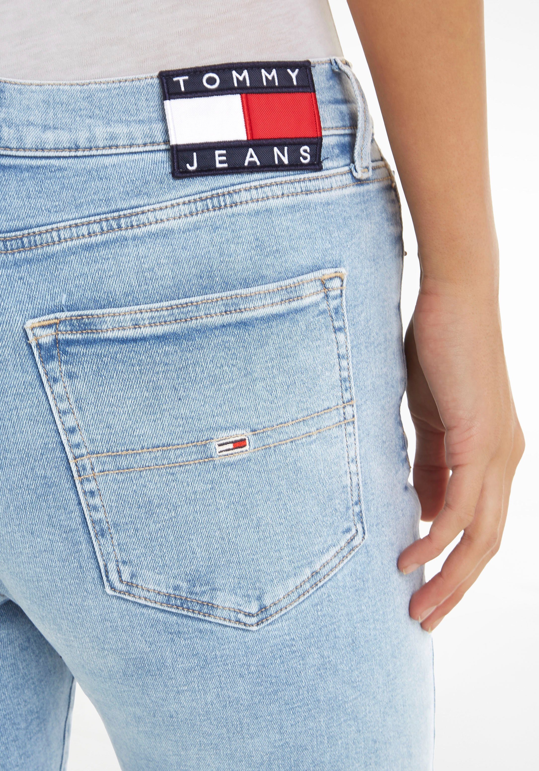 Jeans HR mit SYLVIA Jeans light_denim2 Logobadge SSKN Labelflags CG4 und Skinny-fit-Jeans Tommy