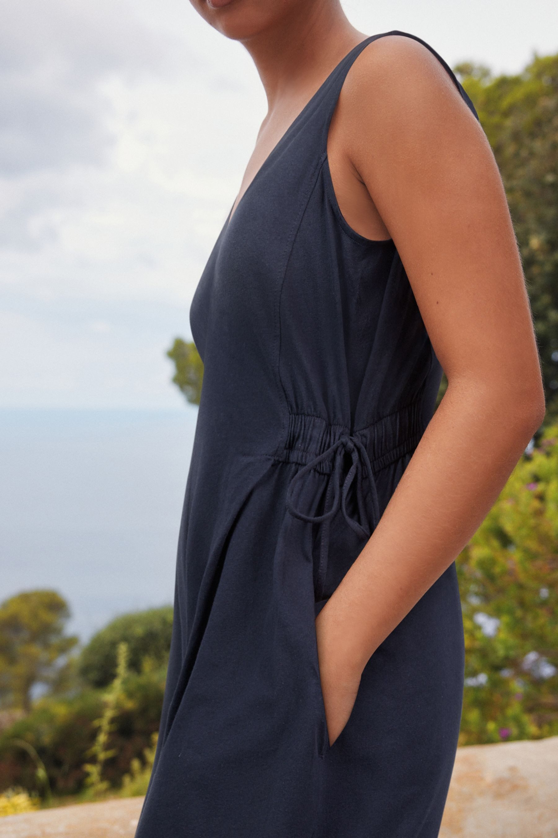 Next Jumpsuit Jersey-Jumpsuit mit V-Ausschnitt (1-tlg) – Bild 4 von 5