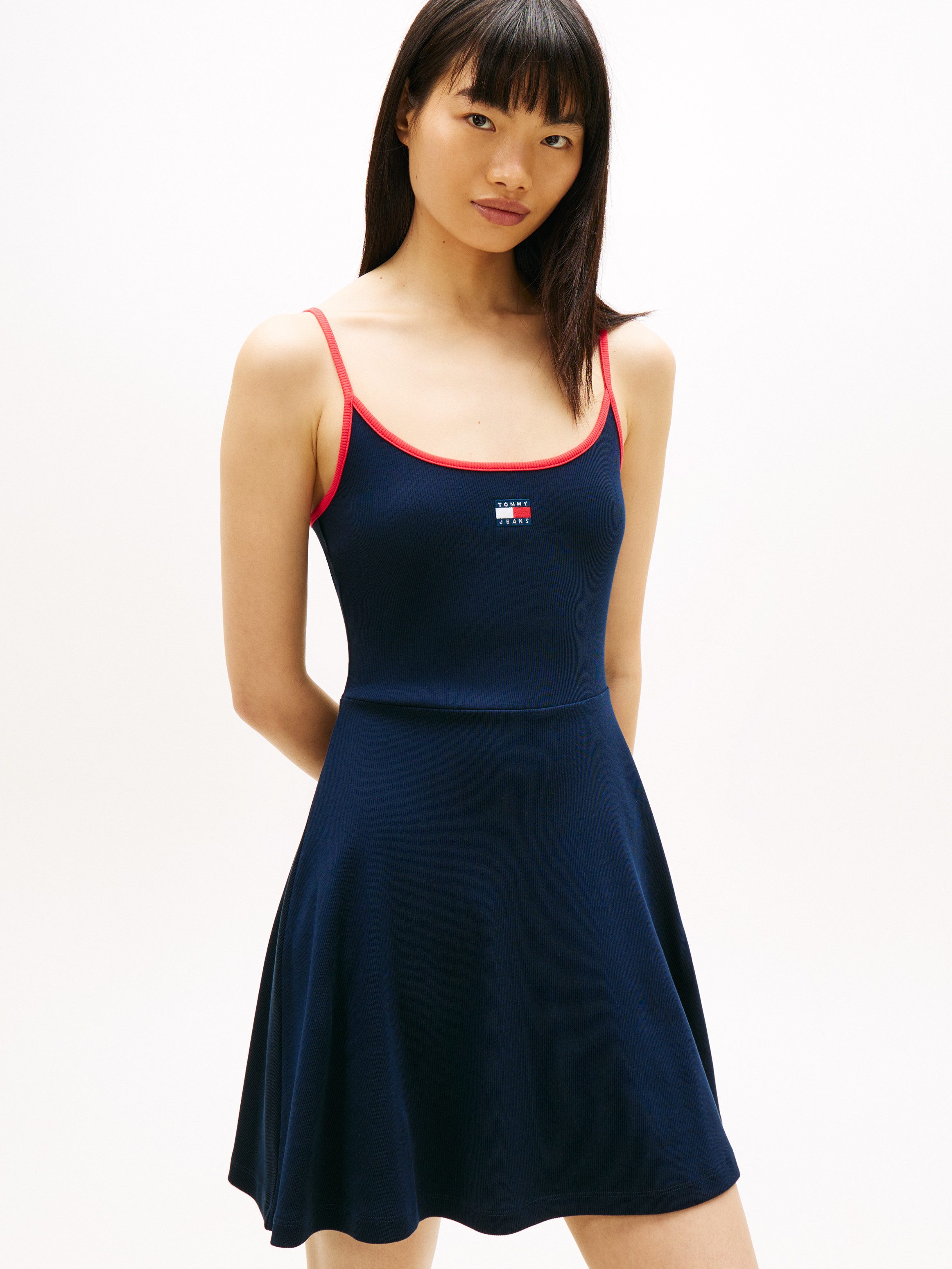 Tommy Jeans Spaghettikleid TJW F&F STRAPPY BADGE DRESS Fit and Flare, gerippt, mit Kontrastdetails