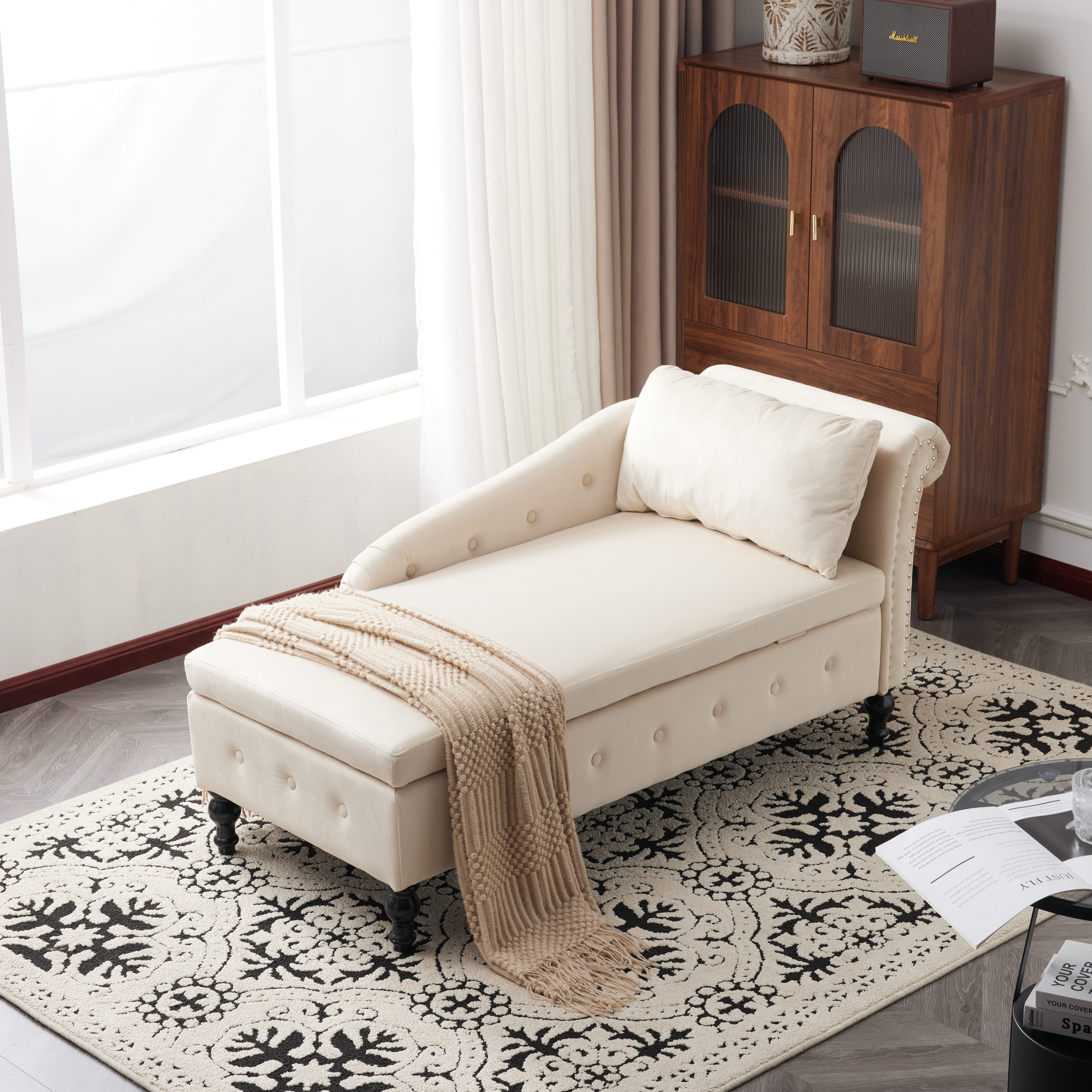 HAUSS SPOLE Chaiselongue mit Stauraum, Kissen, Nagelkopfbesatz und rechte Armlehn, Samt Beige, Relaxsessel, Relaxstuhl 1 Teile, mit rechte Armlehn, Nagelkopfbesatz und Knopfheftung