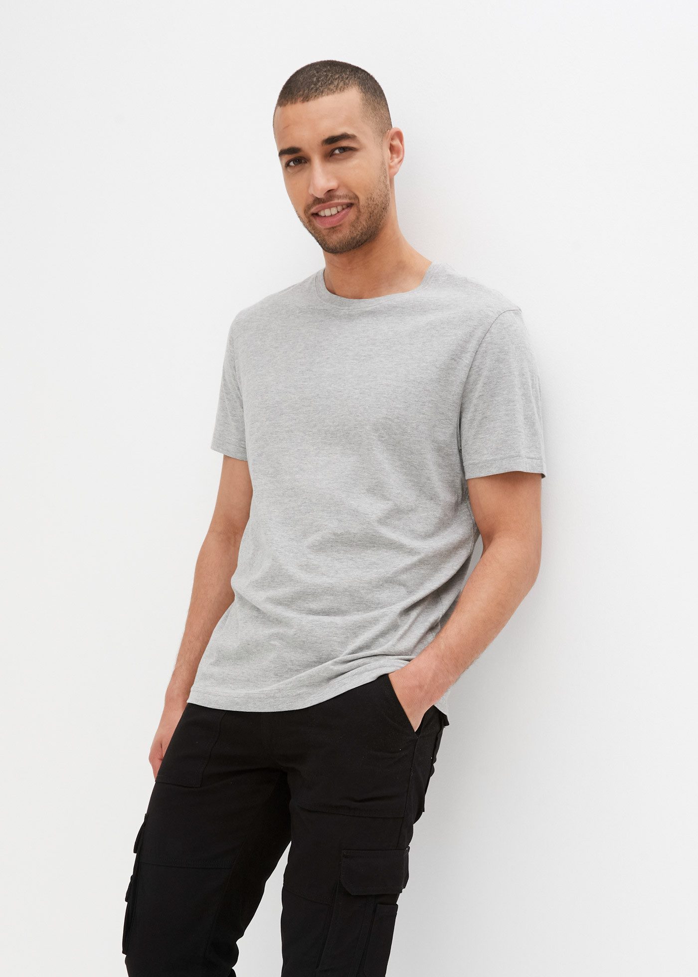 bonprix T-Shirt (Packung, 3-tlg) bequemer Regular Fit, Rundhalsausschnitt, leichte Stoffqualität