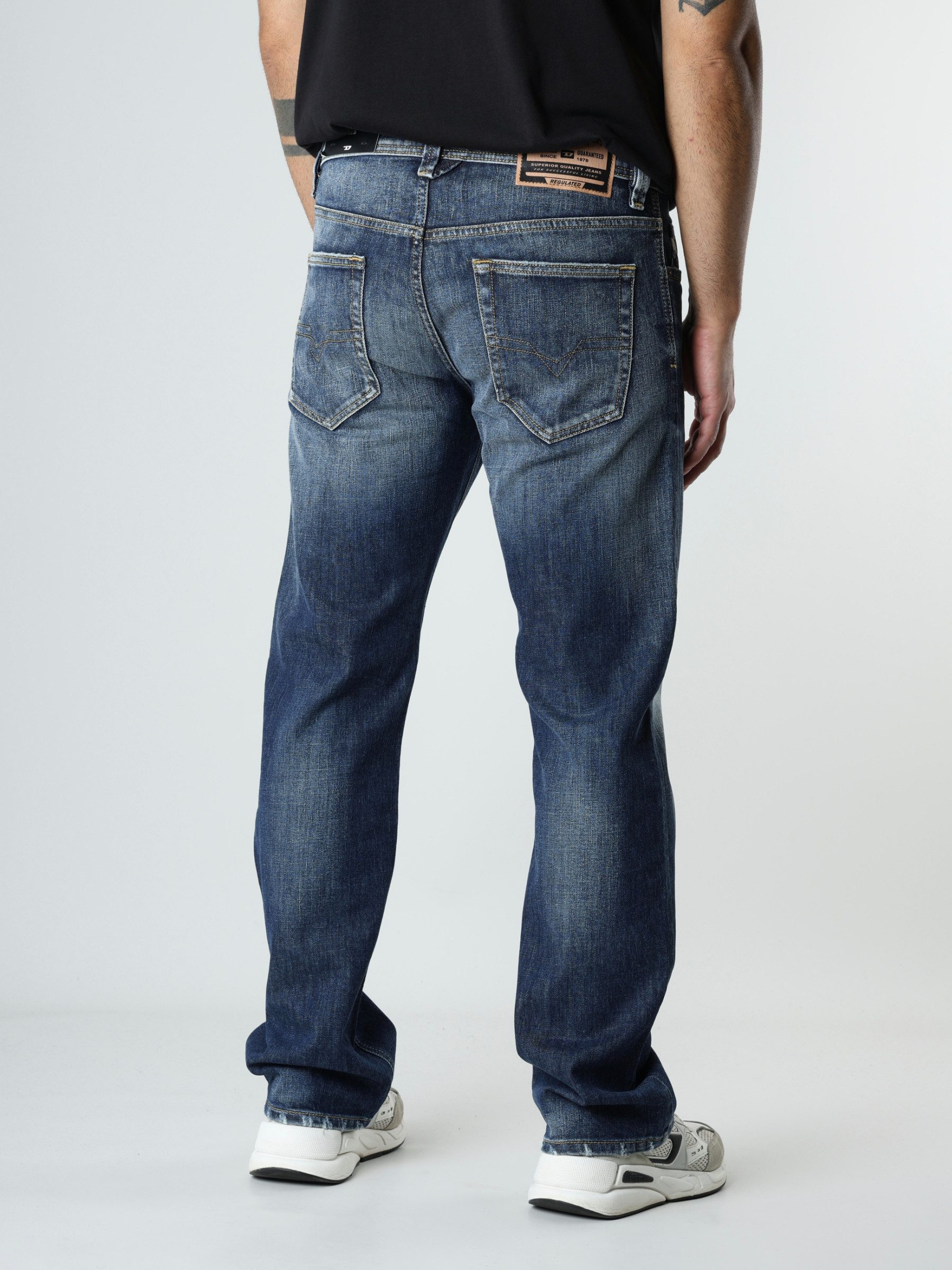 Diesel Straight-Jeans Regular Fit, gerade Beinform - Larkee-X niedrige Leibhöhe, geringer Stretch