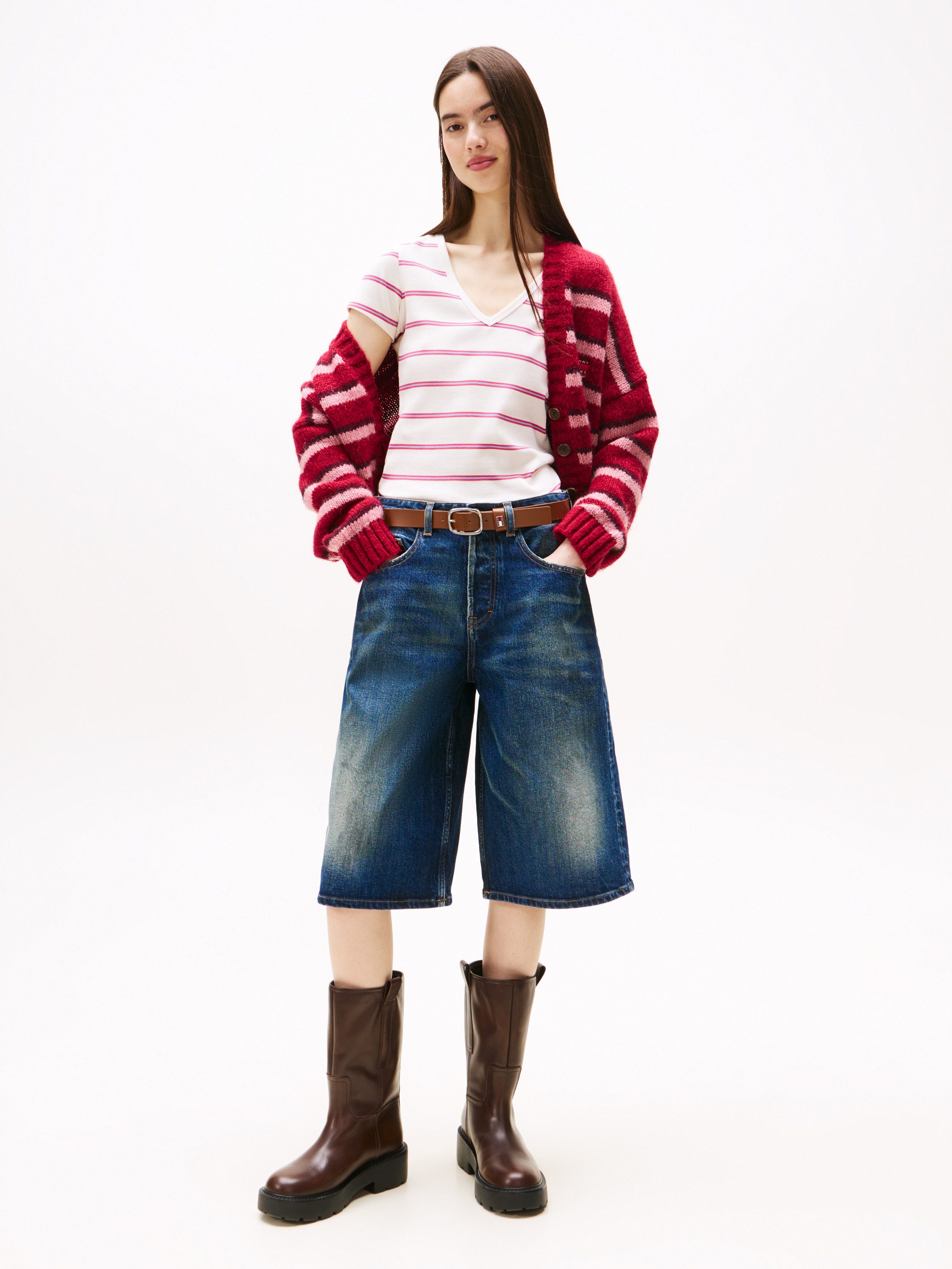 Tommy Jeans Kurzarmshirt TJW SLIM ESSENTIAL RIB V SHORT SLEEVE mit gerippter Struktur, V-Ausschnitt, Slim Fit