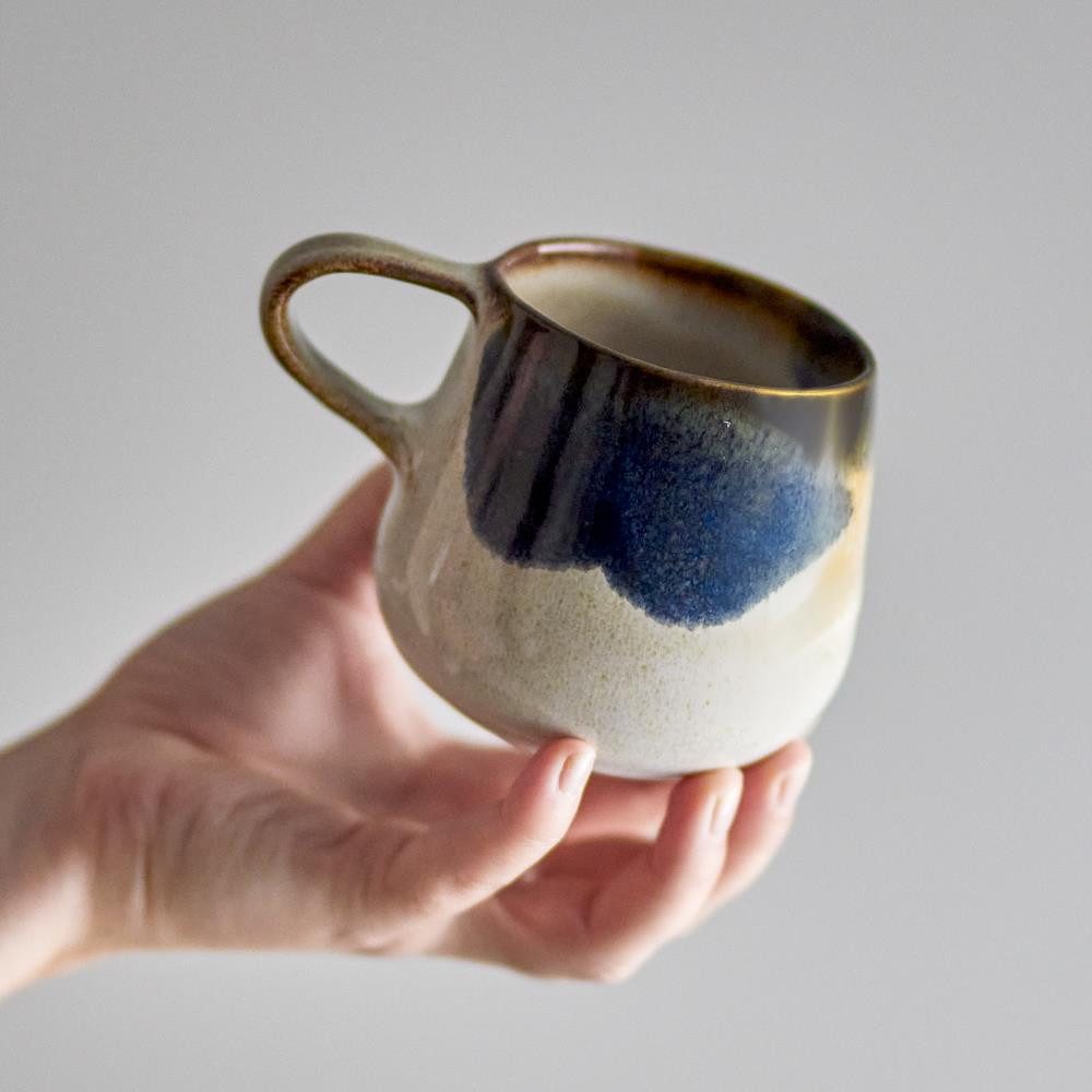 Bloomingville Tasse Jules aus Steingut in Blau 300 ml, handgefertigt, Steingut, Reaktive Glasur, Kaffeebecher, Teetasse, Rustikal Nordic Design Unikat