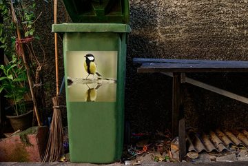 MuchoWow Wandsticker Große Meise spiegelt sich im Wasser (1 St), Mülleimer-aufkleber, Mülltonne, Sticker, Container, Abfalbehälter