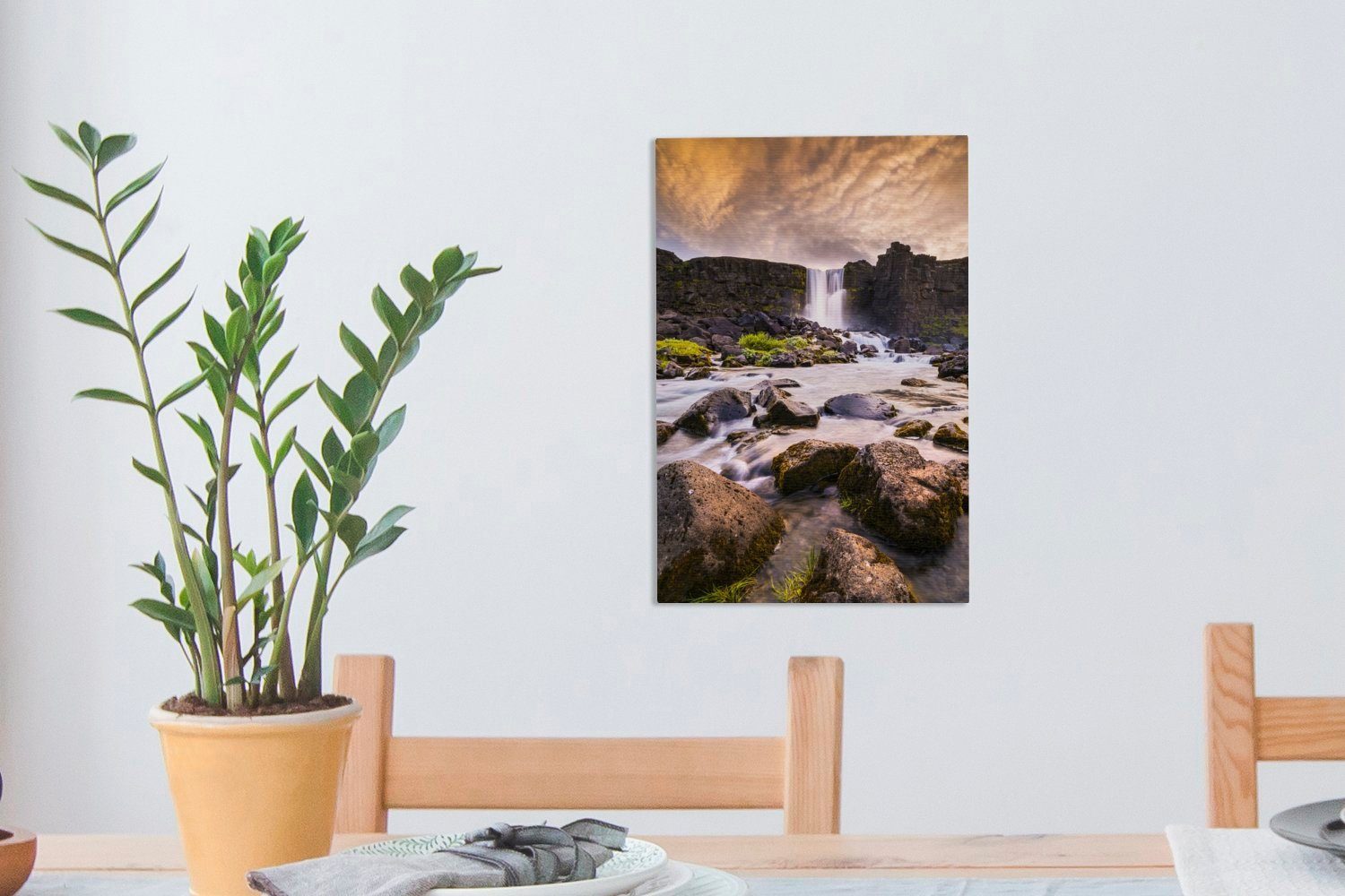OneMillionCanvasses® Leinwandbild Þingvellir-Nationalpark in, St), einem im Bunte (1 Zackenaufhänger, cm über Gemälde, bespannt Wasserfall Wolken inkl. fertig Leinwandbild 20x30