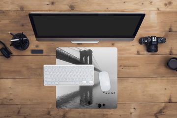 MuchoWow Gaming Mauspad Nebel bedeckt die Brooklyn Bridge in New York in schwarz-weiß (1-St), Mousepad mit Rutschfester Unterseite, Gaming, 40x40 cm, XXL, Großes