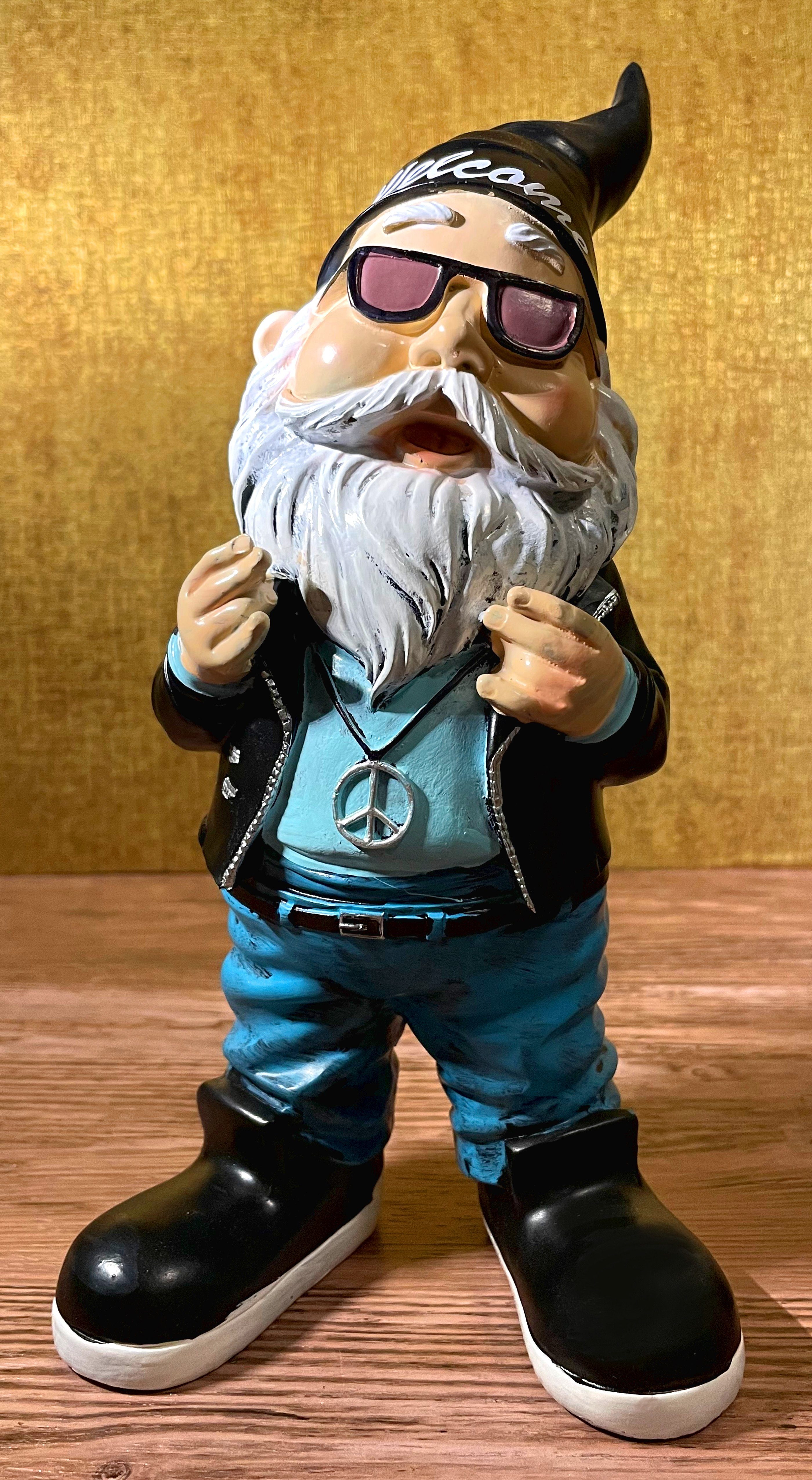 SEWAS Gartenzwerge Dekofigur Gartenzwerg Rocker mit Willkommensgruß Welcome, Dekofigur, Kunststein, wetterfest, handbemalt, Innen- und Außenbereich, 27cm, tolles Geschenk