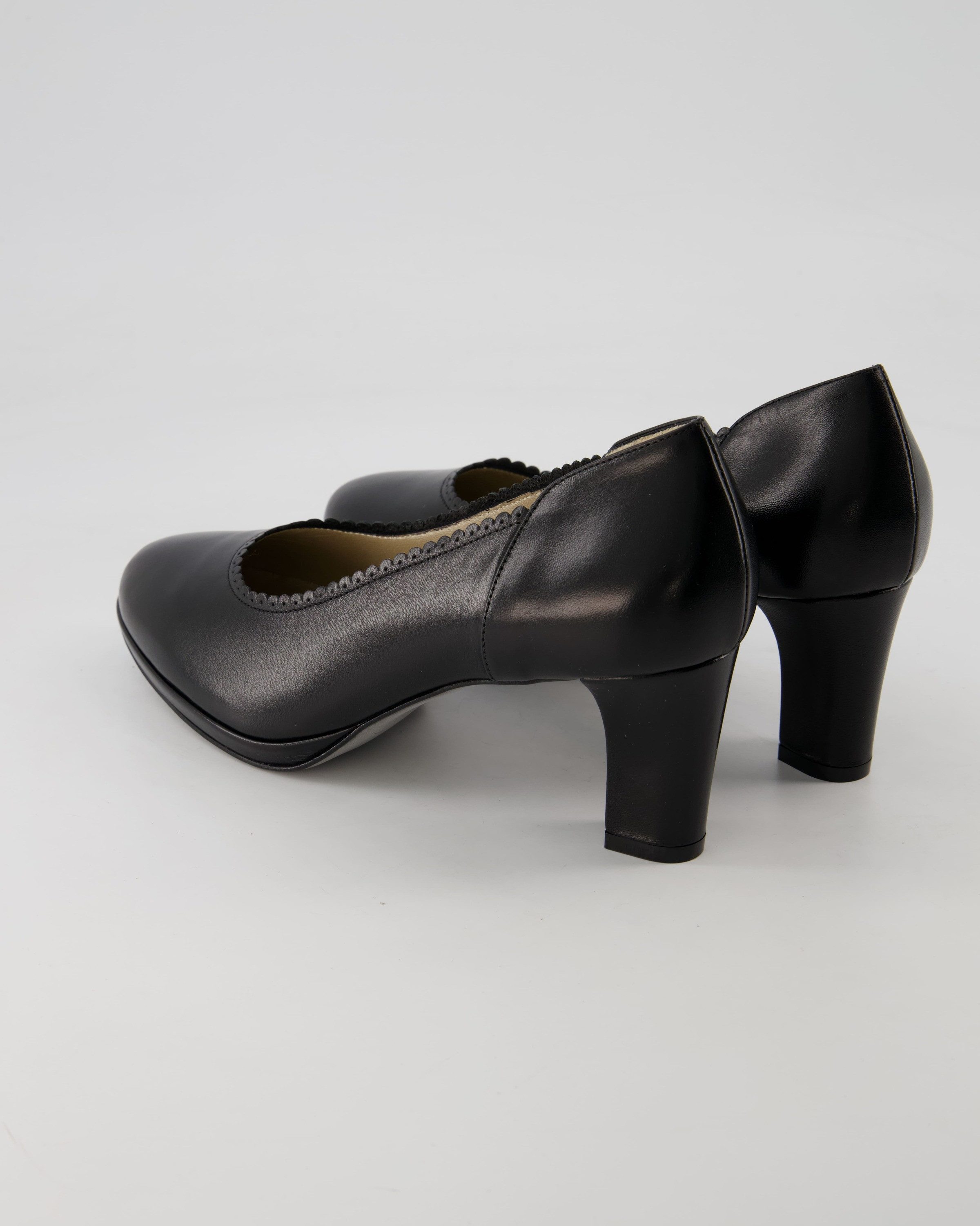 dirndl + bua 1938-01 Pumps Obermaterial: Leder
