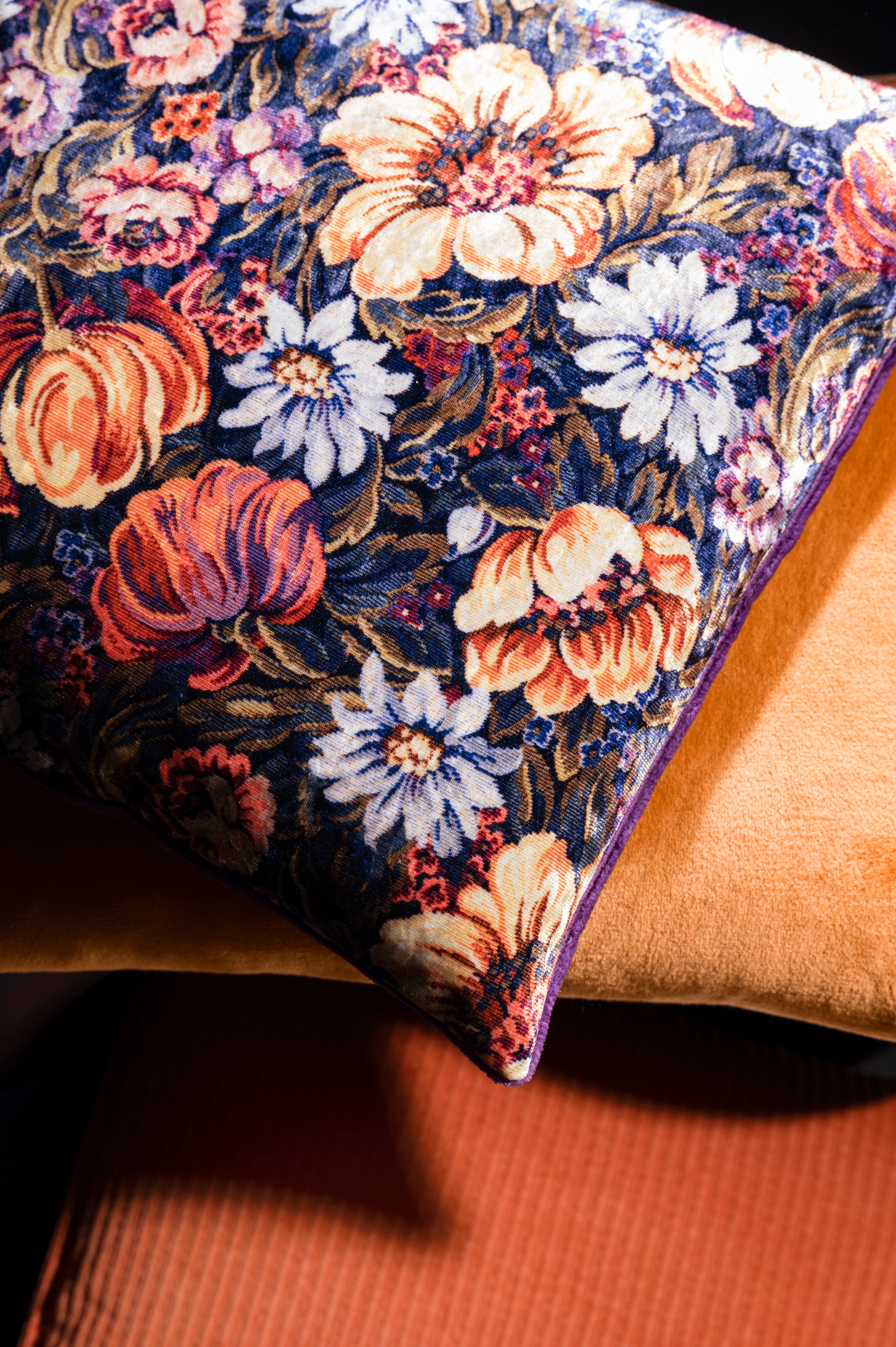 Magma Heimtex Kissenhülle Zierkissenhülle Shirley Blumenmuster ca. 45 x 45 cm, (1 Stück), Violett mit Orangen Weißen und Gelben Blüten, Rückseite Plüsch