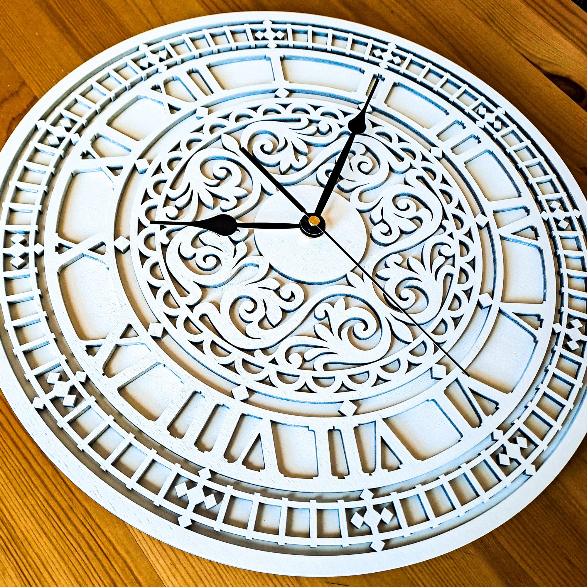 ORNAMENTI Wanduhr VINTAGE, grosse, holz, hingucker, retro, Ornament, weiss, schwarz (ohne Ticken, Wanddeko, dekorative Wanduhr, 3 Größen 40, 50, 60 cm)