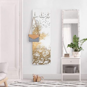 Bilderdepot24 Garderobenpaneel gold Bäume Wald Kunst Natur Tiere Vogelschwarm vor goldenem Baum (ausgefallenes Flur Wandpaneel mit Garderobenhaken Kleiderhaken hängend), moderne Wandgarderobe - Flurgarderobe im schmalen Hakenpaneel Design