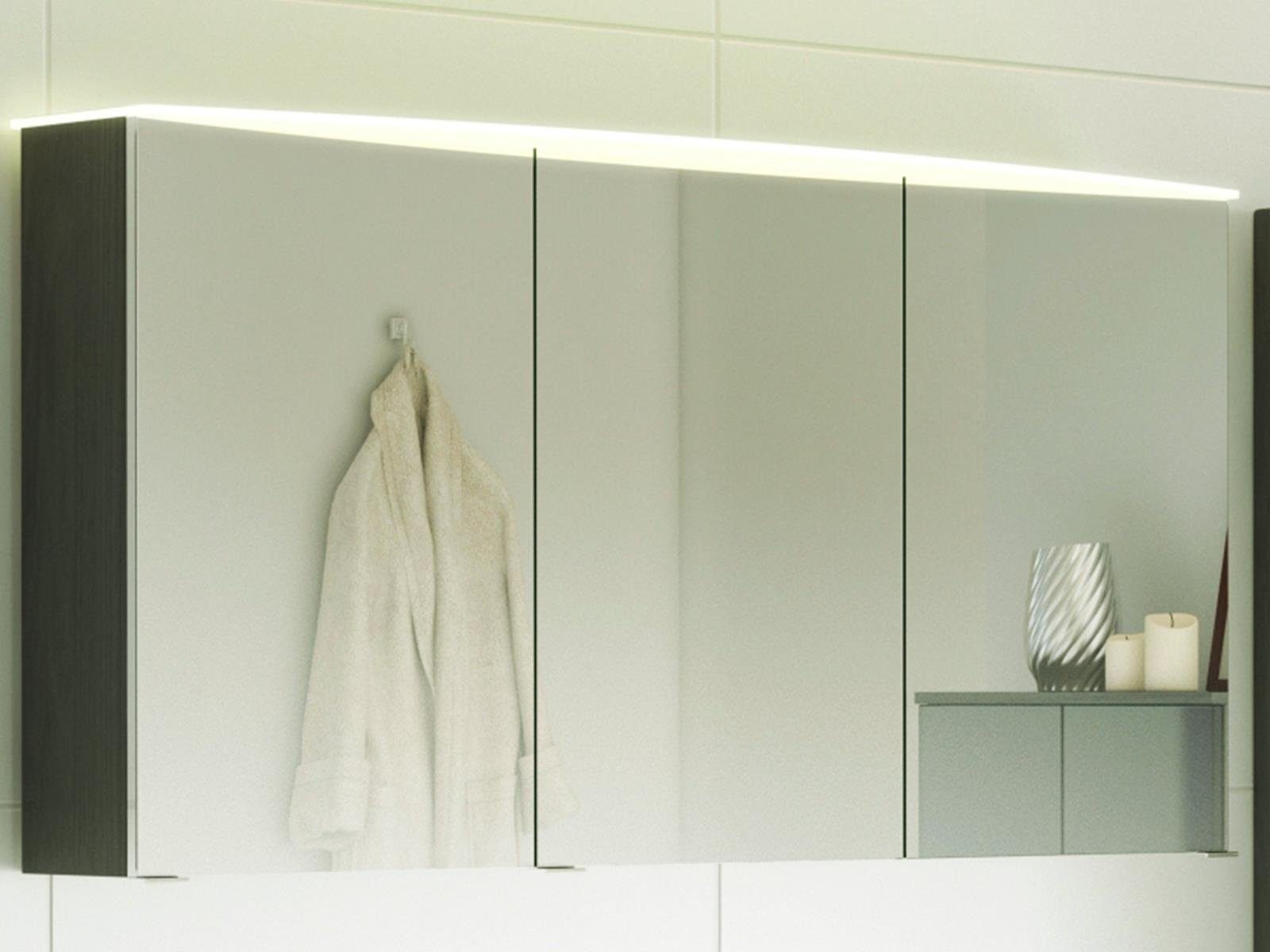 möbelando Spiegelschrank Graphit 3D-Spiegelschrank, Korpus aus Spanplatte in graphitgrau mit 3 Spiegeltüren, 6 Glas-Einlegeböden und 1 gebogenem transparenten Acryldeckel mit LED-Lichtband, inkl. Schalter und Steckdose. Breite 120 cm, Höhe 64 cm, Tiefe 20 cm. € 459,95