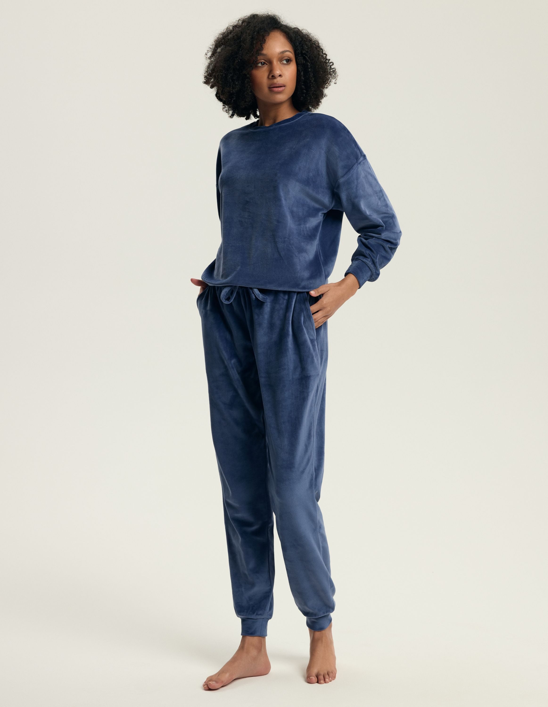 Henderson Hausanzug Loungewear Set aus Velours langärmlig weich Delanie (2 tlg)