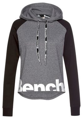 Bench. Kapuzensweatshirt mit farblich abgesetzten Ärmeln und Logodruck