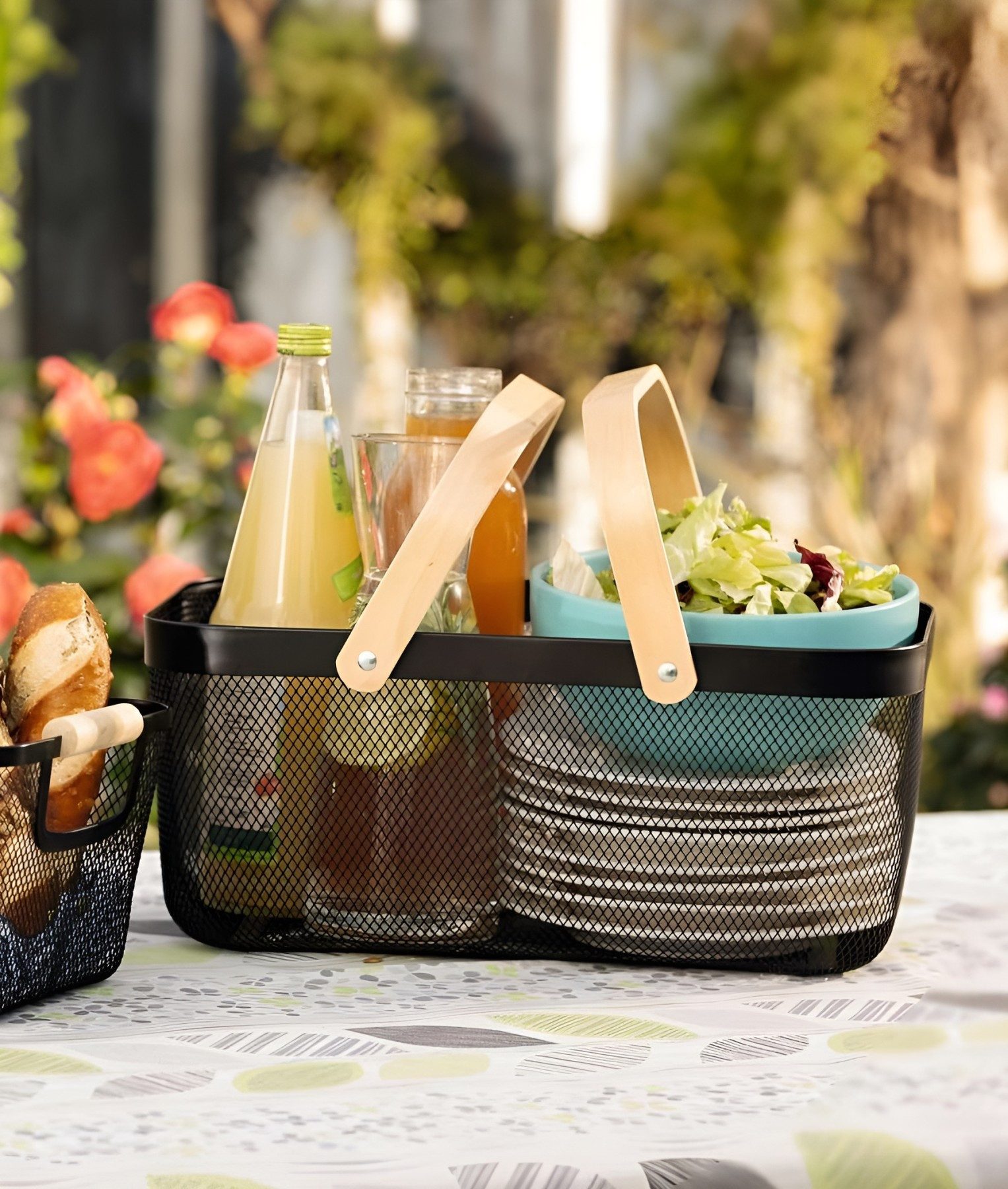 Dekoleidenschaft Drahtkorb "Fine" in schwarz mit Bambushenkel, Metallkorb, umlegbare Henkel, Korb, Henkelkorb, Tragekorb, Servierkorb, kleiner Einkaufskorb, Obstkorb