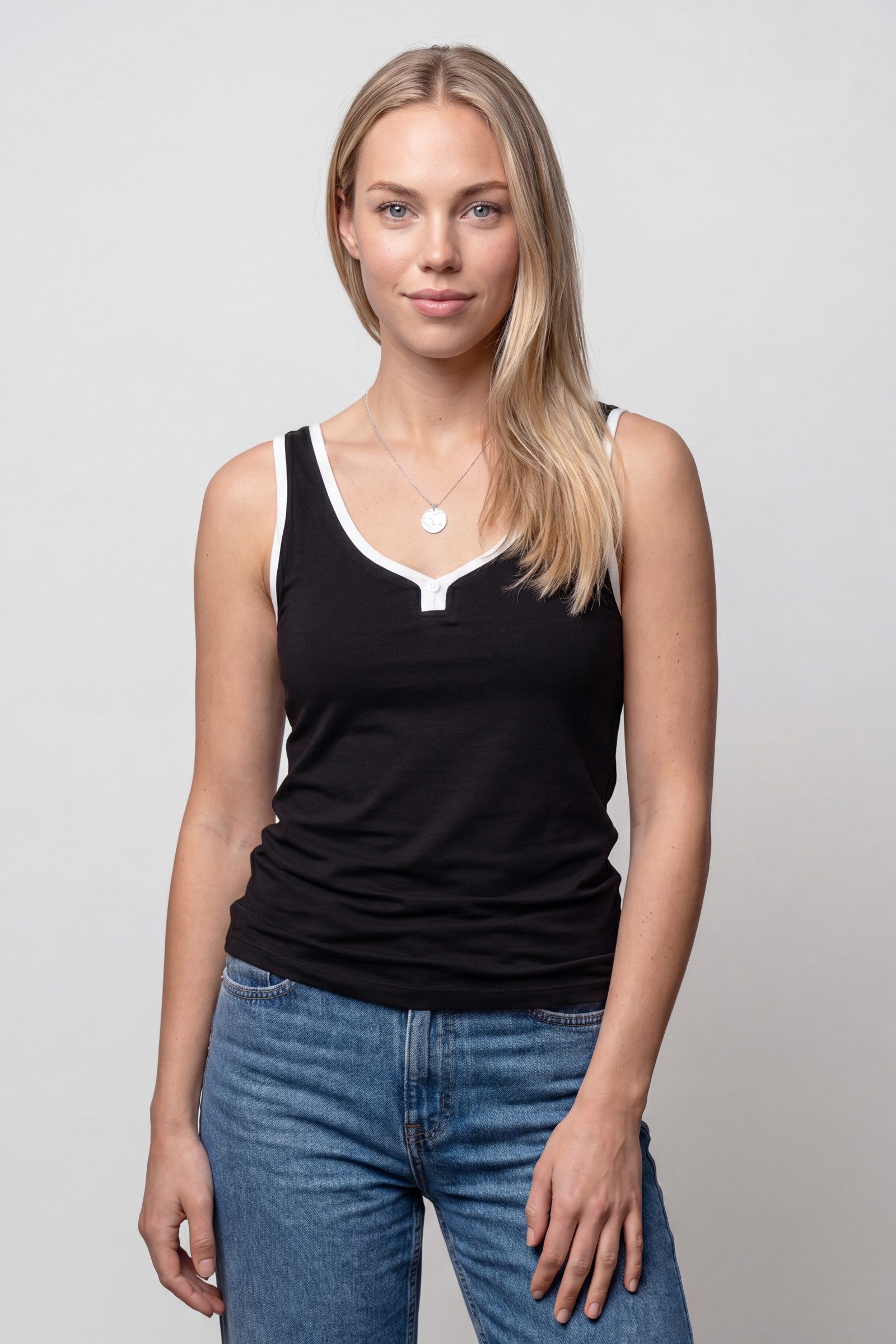 Alife & Kickin T-Shirt Tailliert geschnitten mit Kontrastpaspel und V-Ausschnitt – Bild 2 von 5